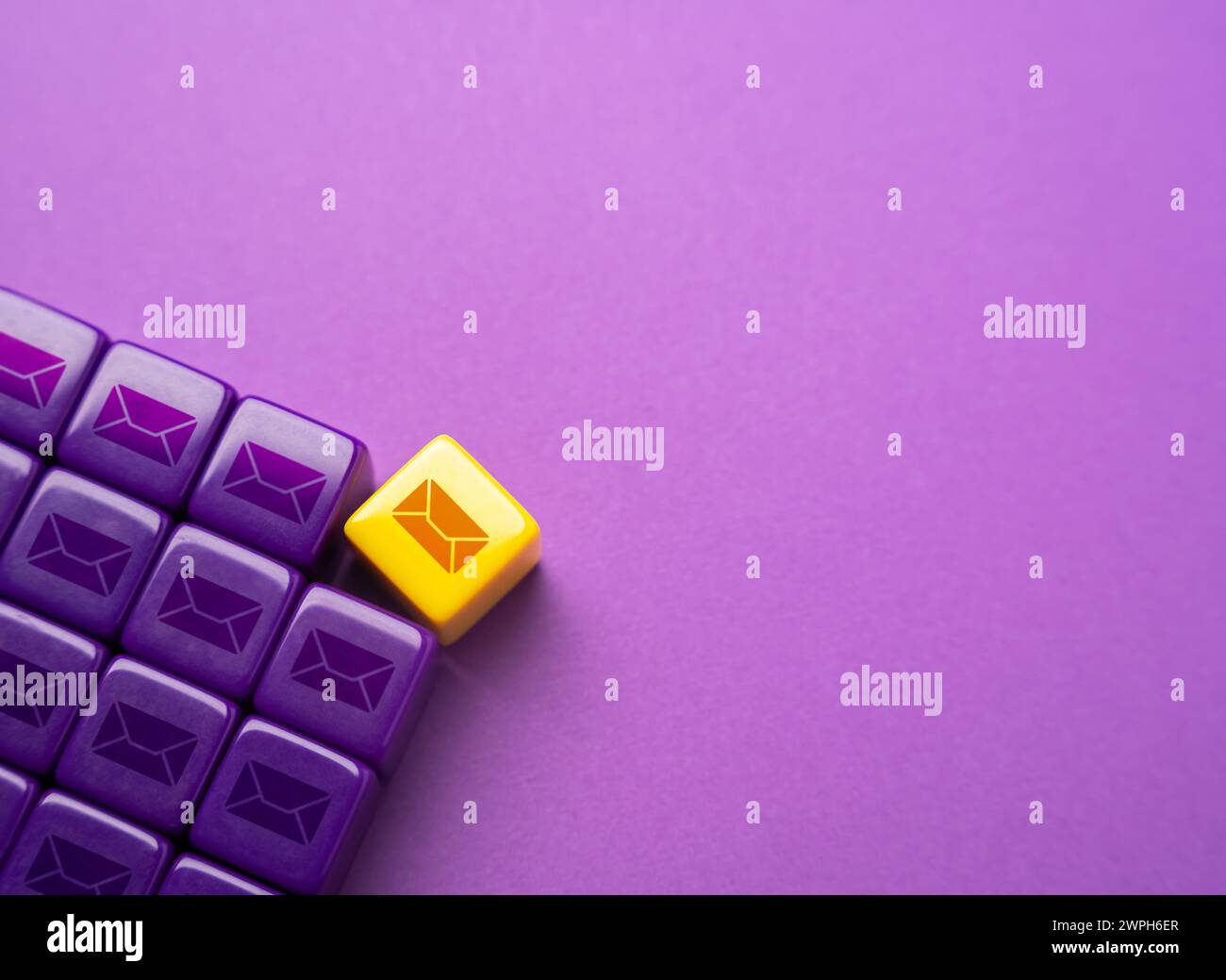 Une lettre urgente. Offre d'emploi, nouveau contrat lucratif. E-mail entrant non lu. Restez informé. Anticipation et curiosité. Hiérarchisation des e-mails. Contacts. I Banque D'Images