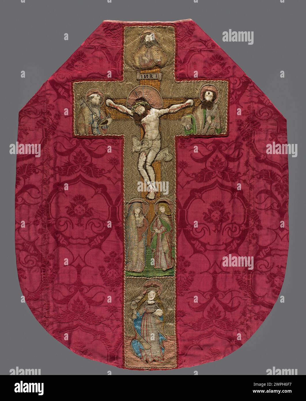 Un chasuble en tissu du XVe ou XIXe siècle avec des broderies du XVe siècle représentant Sainte Barbara, Dieu le Père, Jean l'évangéliste, Marie, Paul et Pierre les Apôtres, la Crucifixion, des fleurs de chardon et des motifs de grenade. Banque D'Images Un chasuble en tissu du XVe ou XIXe siècle avec des broderies du XVe siècle représentant Sainte Barbara, Dieu le Père, Jean l'évangéliste, Marie, Paul et Pierre les Apôtres, la Crucifixion, des fleurs de chardon et des motifs de grenade. Banque D'Images