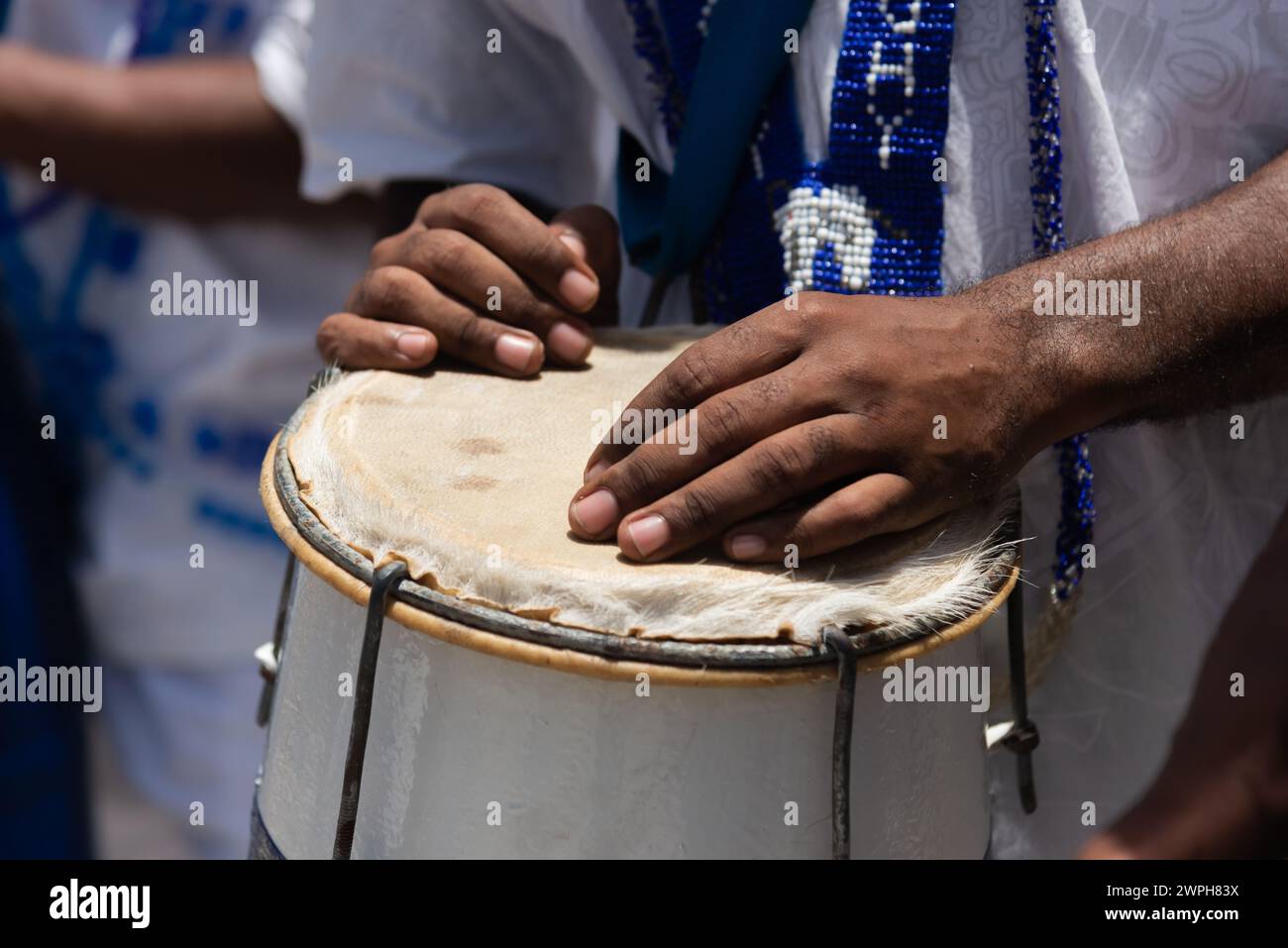 Les mains du percussionniste reposent sur l'atabaque. Musique africaine. Banque D'Images