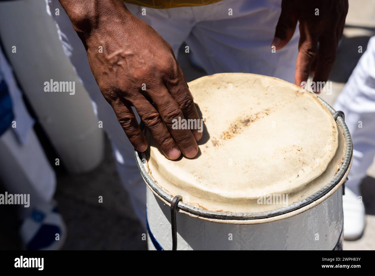 Les mains du percussionniste reposent sur l'atabaque. Musique africaine. Banque D'Images