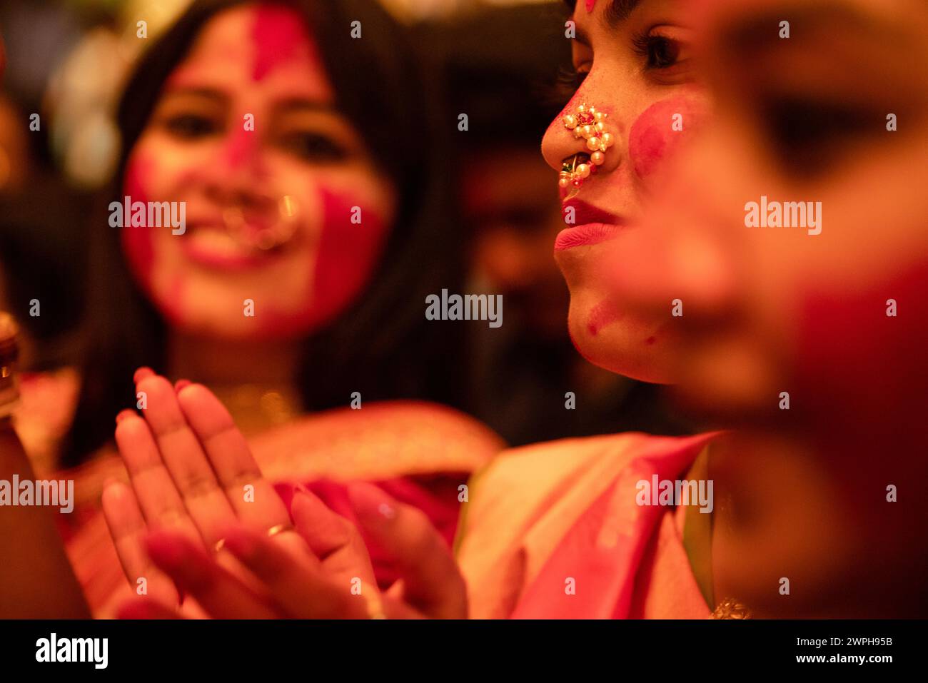 'Sindur Khela' est une tradition chérie parmi les femmes mariées bengali, célébrée le dernier jour de Durga Puja, connue sous le nom de Bijoya Dashami. Banque D'Images