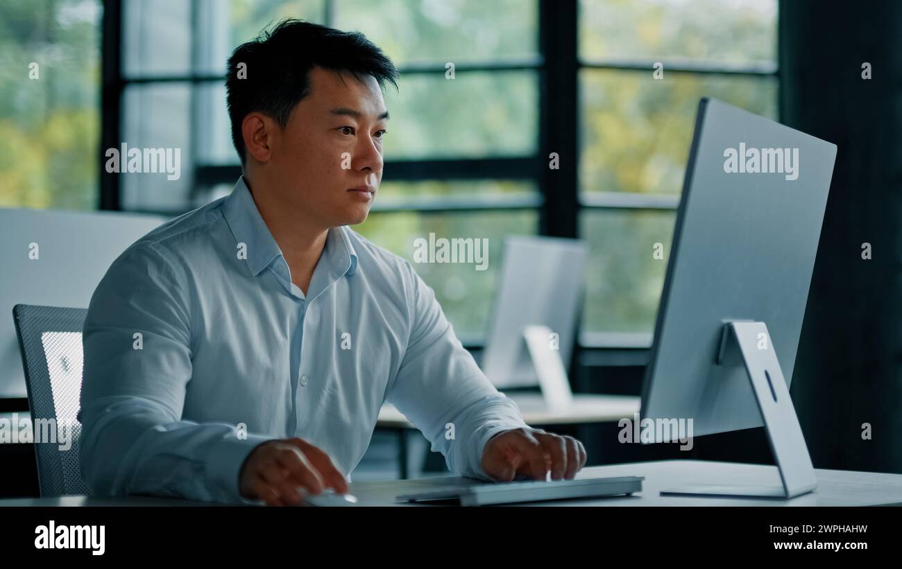 Concentré mature asiatique homme coréen travailleur de bureau homme d'affaires professionnel entrepreneur travaillent dans la société d'affaires développer un jeu informatique Banque D'Images