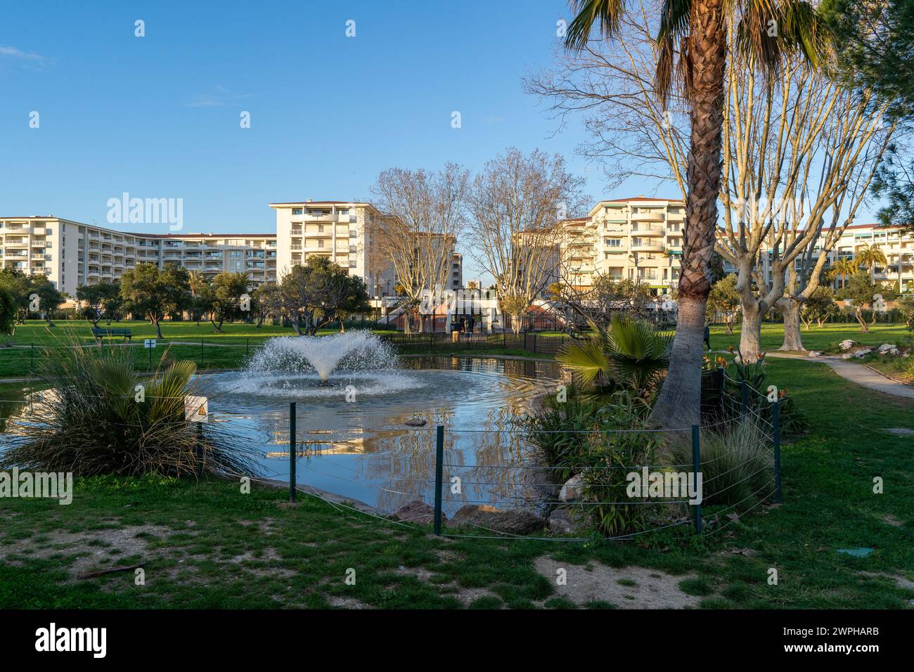 Fontaine éclaboussures dans le parc résidentiel, Antibes. Photo de haute qualité Banque D'Images