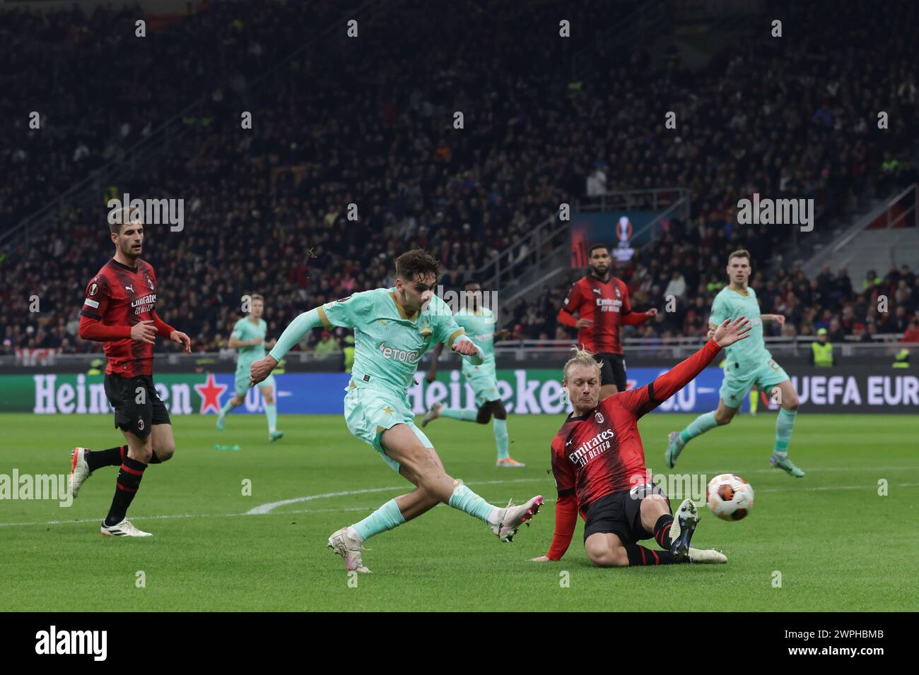 Milan, Italie. 7 mars 2024. Matteo Gabbia de l'AC Milan regarde son coéquipier Simon Kjaer tenter de bloquer un tir de Mojmir Chytil de Slavia Praha lors du match de l'UEFA Europa League à Giuseppe Meazza, Milan. Le crédit photo devrait se lire : Jonathan Moscrop/Sportimage crédit : Sportimage Ltd/Alamy Live News Banque D'Images