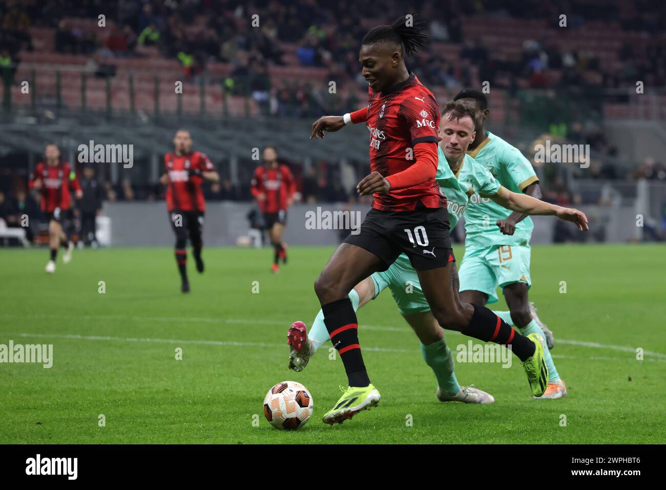 Milan, Italie. 7 mars 2024. Rafael Leao de l'AC Milan affronte Tomas Vlcek et Murphy Dorley de Slavia Praha alors qu'il fait irruption dans la région pour mettre en place son coéquipier Christian Pulisic pour donner au Sdie une avance de 4-2 lors du match de l'UEFA Europa League à Giuseppe Meazza, Milan. Le crédit photo devrait se lire : Jonathan Moscrop/Sportimage crédit : Sportimage Ltd/Alamy Live News Banque D'Images