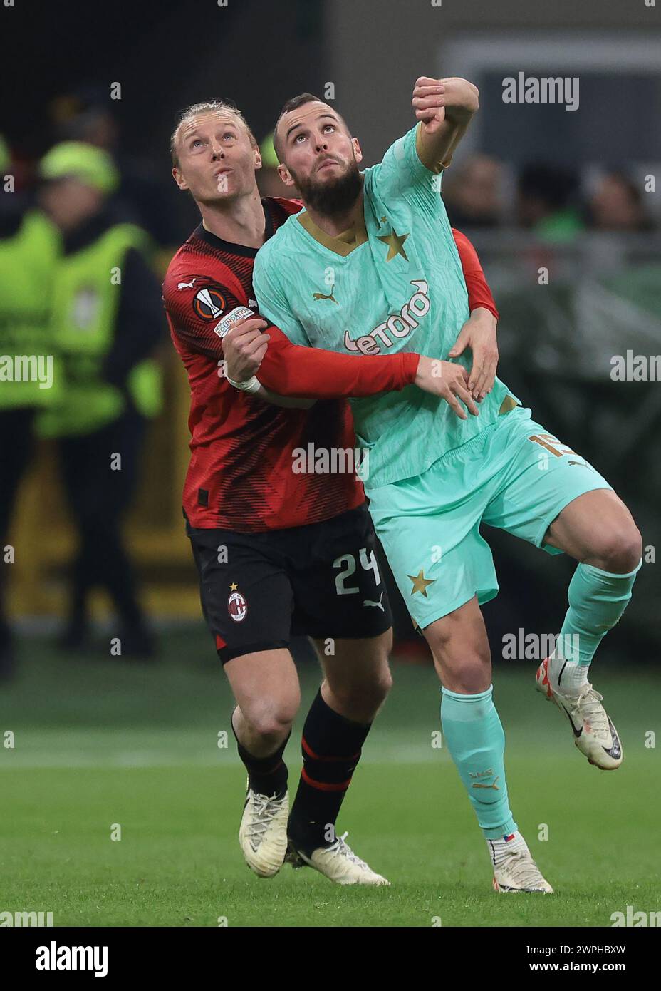 Milan, Italie. 7 mars 2024. Simon Kjaer de l'AC Milan s'affronte à Vaclav Jurecka de Slavia Praha lors du match de l'UEFA Europa League à Giuseppe Meazza, Milan. Le crédit photo devrait se lire : Jonathan Moscrop/Sportimage crédit : Sportimage Ltd/Alamy Live News Banque D'Images