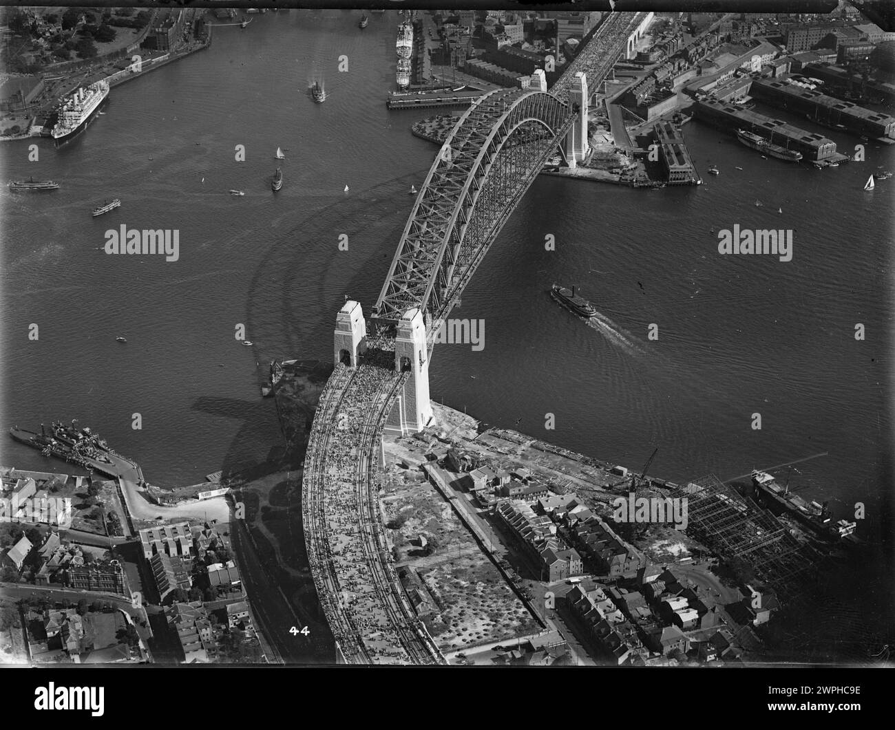 Vue aérienne de la foule marchant à l'ouverture du Sydney Harbour Bridge, du côté nord, 1932, Banque D'Images