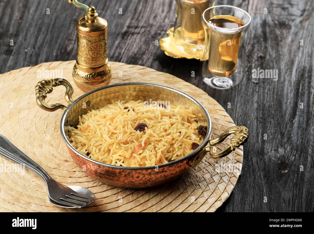 Nasi Kebuli, riz arabe épicé au clou de girofle, cannelle et ail. Sur la table en bois Banque D'Images