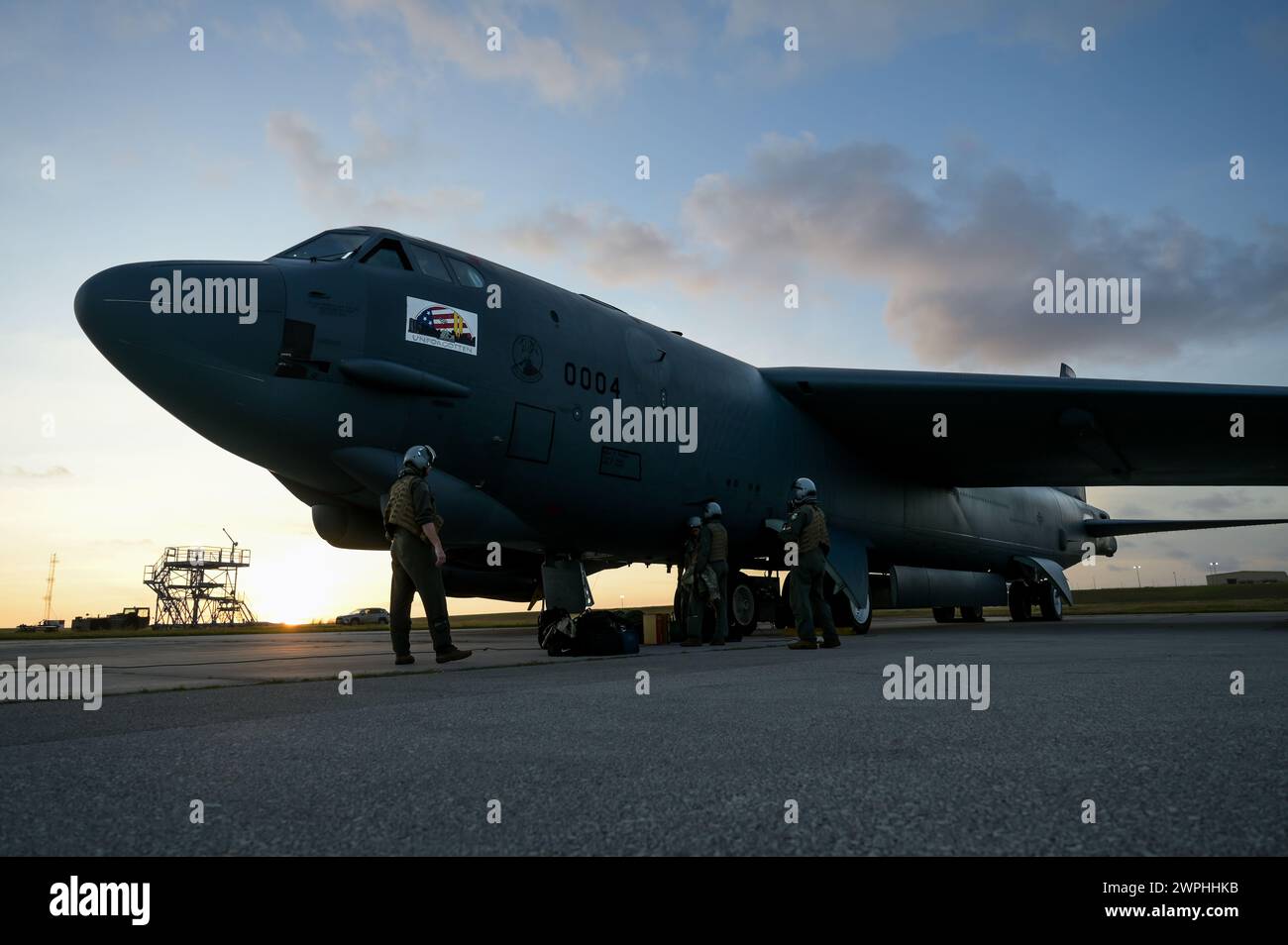 L'équipage de l'US Air Force se prépare à monter à bord d'un B-52H Stratofortress affecté au 23rd Expeditionary Bomb Squadron en préparation de son retour à sa station d'origine à la fin d'un déploiement de Bomber Task Force à Andersen Air Force base, Guam, Mar. 3, 2024. Les forces spéciales de bombardiers renforcent la capacité de réaction, y compris conjointe et multilatérale, à toute crise ou défi potentiel dans l'Indo-Pacifique. (Photo de l'US Air Force par le Sgt. Maître Amy Picard) Banque D'Images