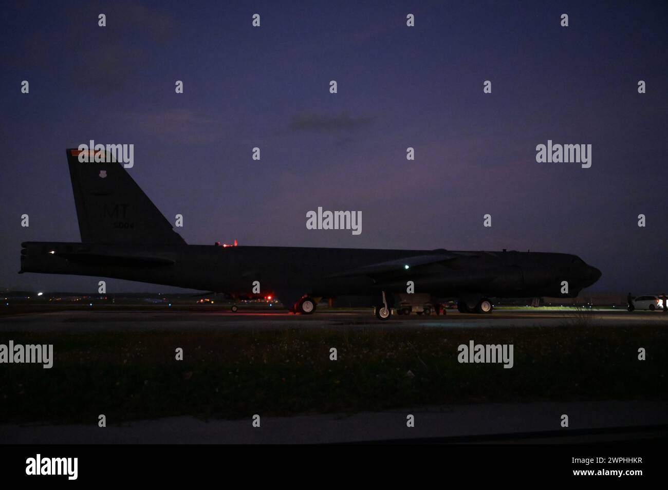 Un B-52H Stratofortress de l'US Air Force affecté au 23rd Expeditionary Bomb Squadron, commence en préparation pour son retour à sa station d'origine à la fin d'un déploiement de Bomber Task Force à Andersen Air Force base, Guam, Maryland 3, 2024. Démontrer des capacités de pointe, une présence avant-gardiste et un engagement envers nos Alliés et partenaires communique la détermination des États-Unis dans l’Indo-Pacifique. (Photo de l'US Air Force par le Sgt. Maître Amy Picard) Banque D'Images