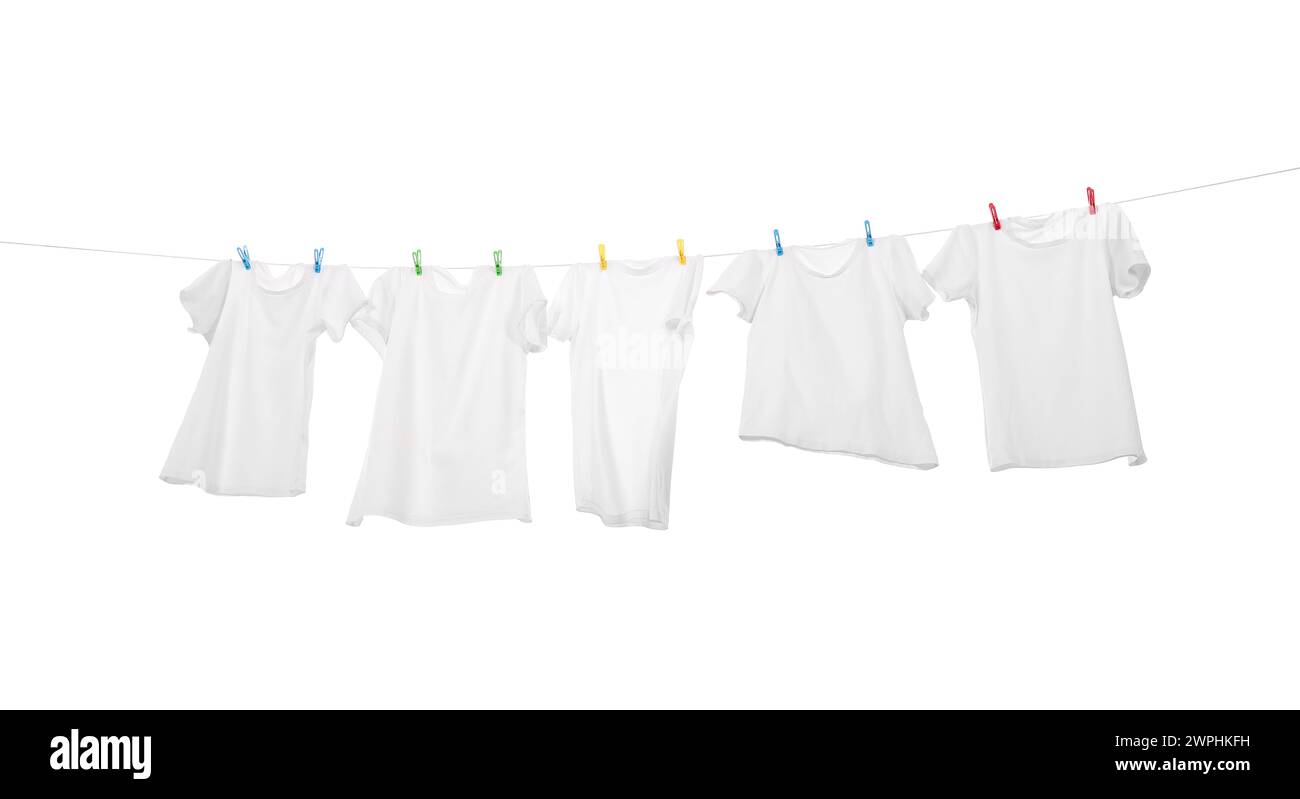 Beaucoup de t-shirts séchant sur la ligne de lavage isolé sur blanc, vue à angle bas Banque D'Images Beaucoup de t-shirts séchant sur la ligne de lavage isolé sur blanc, vue à angle bas Banque D'Images