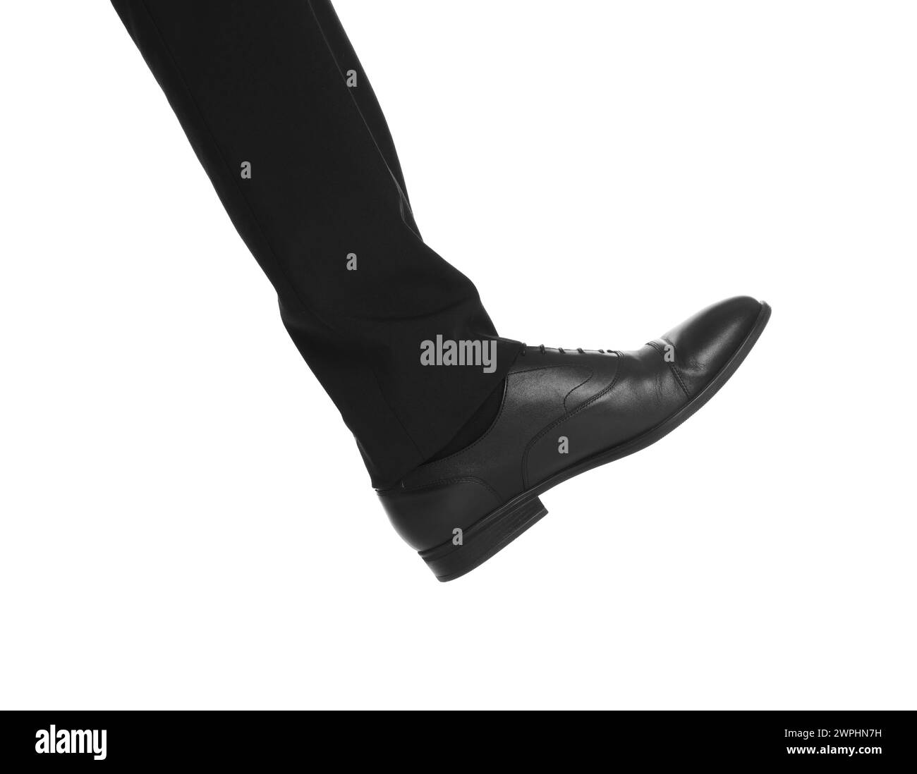 Homme d'affaires dans des chaussures en cuir sur fond blanc, gros plan Banque D'Images