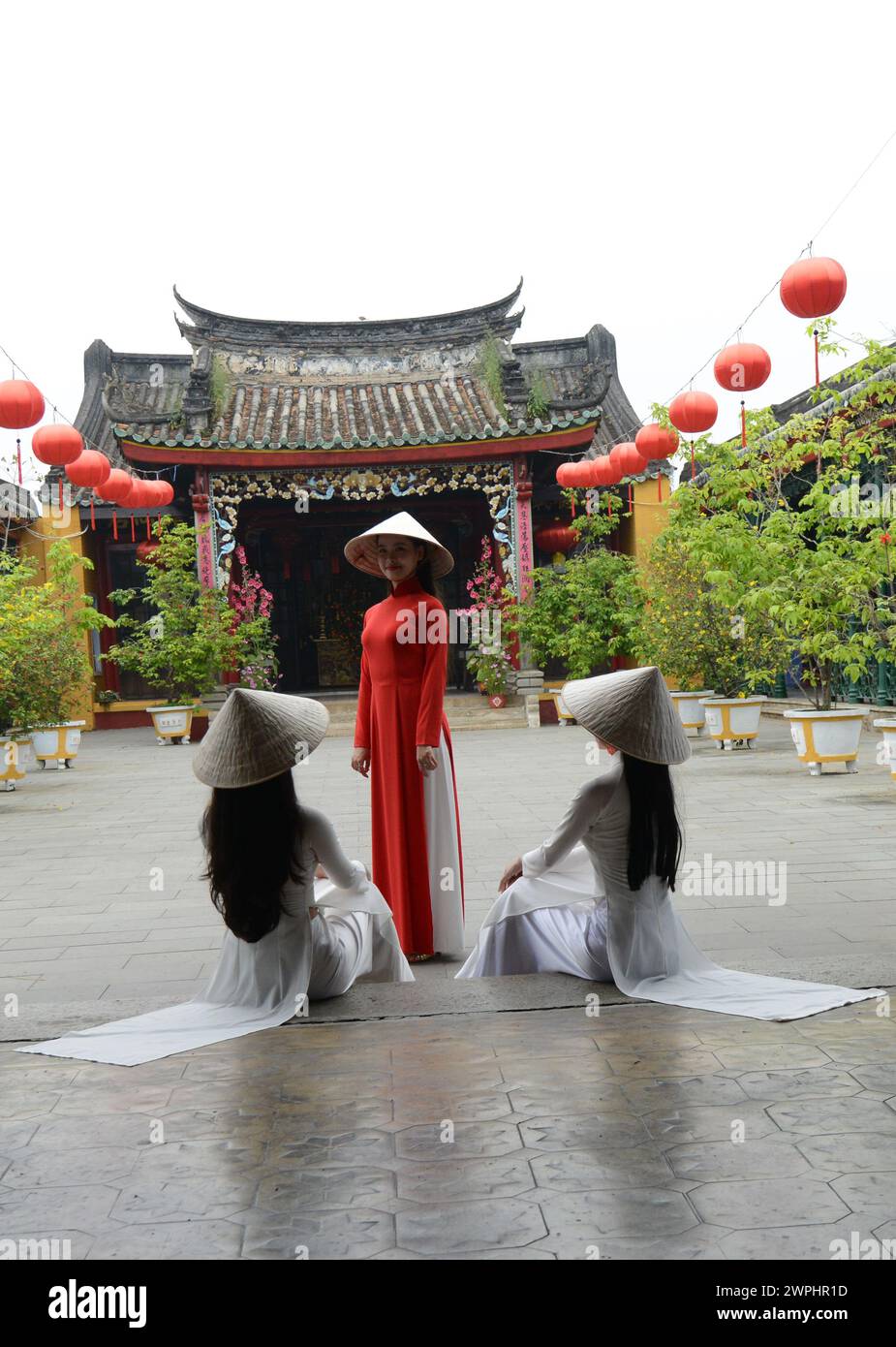 Mannequins vietnamiens dans un tournage au temple bouddhiste Hoa Van le Nghia dans la vieille ville de Hoi an, Vietnam. Banque D'Images