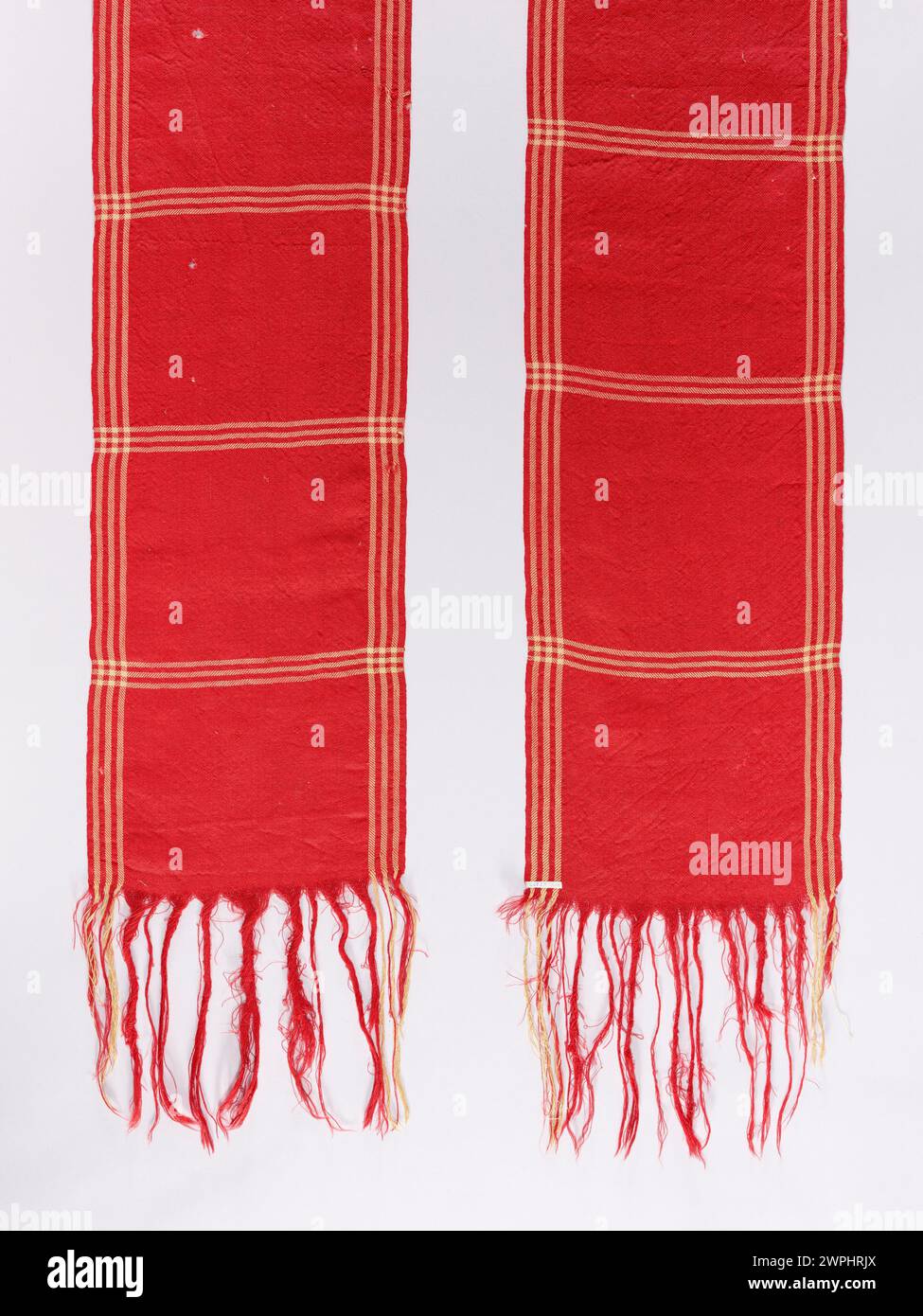 Textile ou matériau cramoisi datant du XIXe siècle, utilisé dans les vêtements et les applications décoratives. Banque D'Images