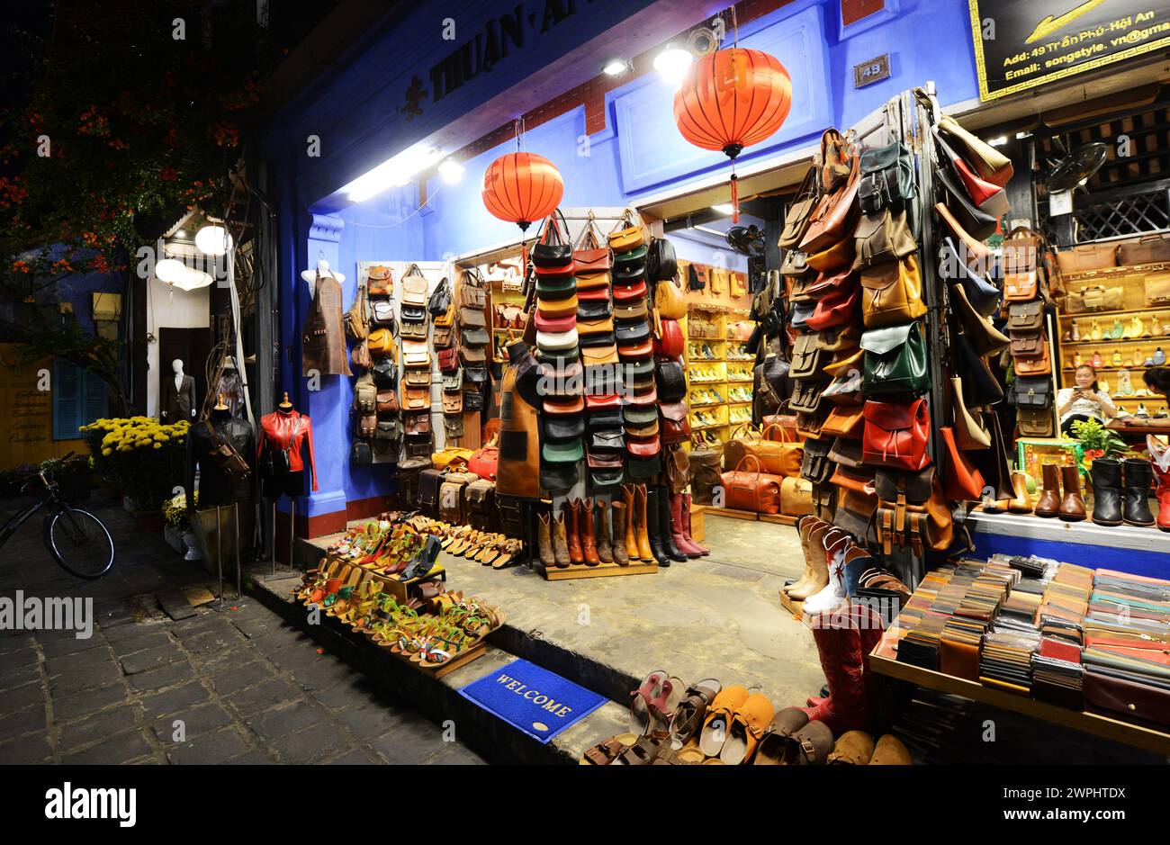 Une belle vieille maison utilise comme magasin de cuir vietnamien dans la vieille ville de Hoi an, Vietnam. Banque D'Images