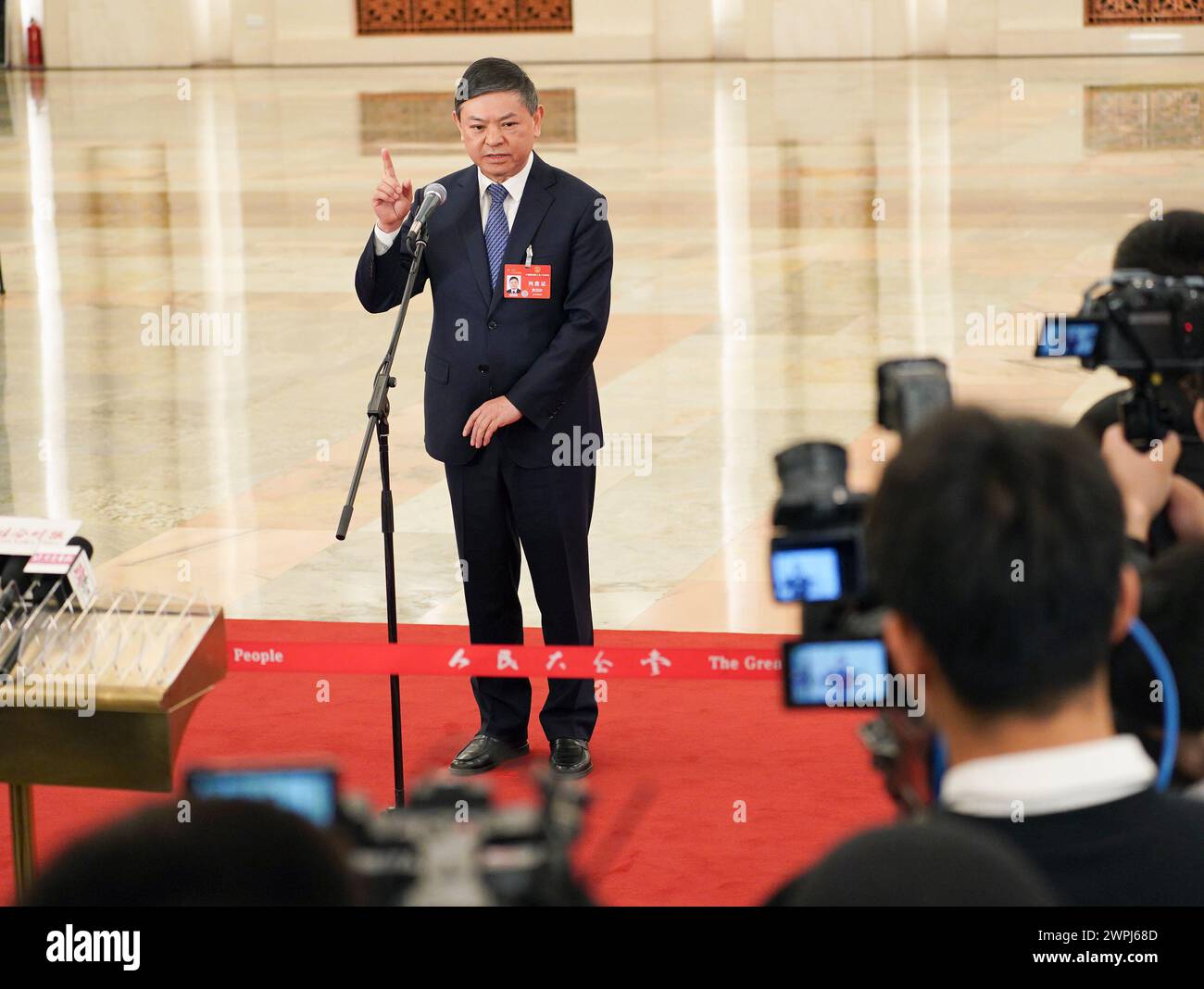 Pékin, Chine. 8 mars 2024. Le ministre chinois de l'écologie et de l'environnement Huang Runqiu donne une interview après la deuxième réunion plénière de la deuxième session du 14ème Congrès national du peuple (ANP) au Grand Hall du peuple à Pékin, capitale de la Chine, le 8 mars 2024. Crédit : Wang Jianhua/Xinhua/Alamy Live News Banque D'Images