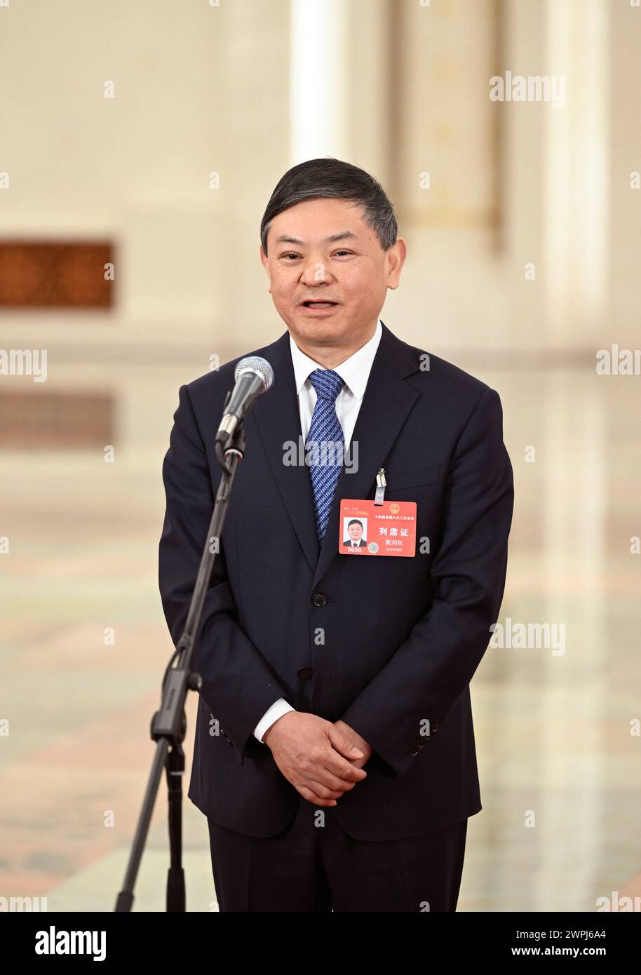 Pékin, Chine. 8 mars 2024. Le ministre chinois de l'écologie et de l'environnement Huang Runqiu donne une interview après la deuxième réunion plénière de la deuxième session du 14ème Congrès national du peuple (ANP) au Grand Hall du peuple à Pékin, capitale de la Chine, le 8 mars 2024. Crédit : Mu Yu/Xinhua/Alamy Live News Banque D'Images