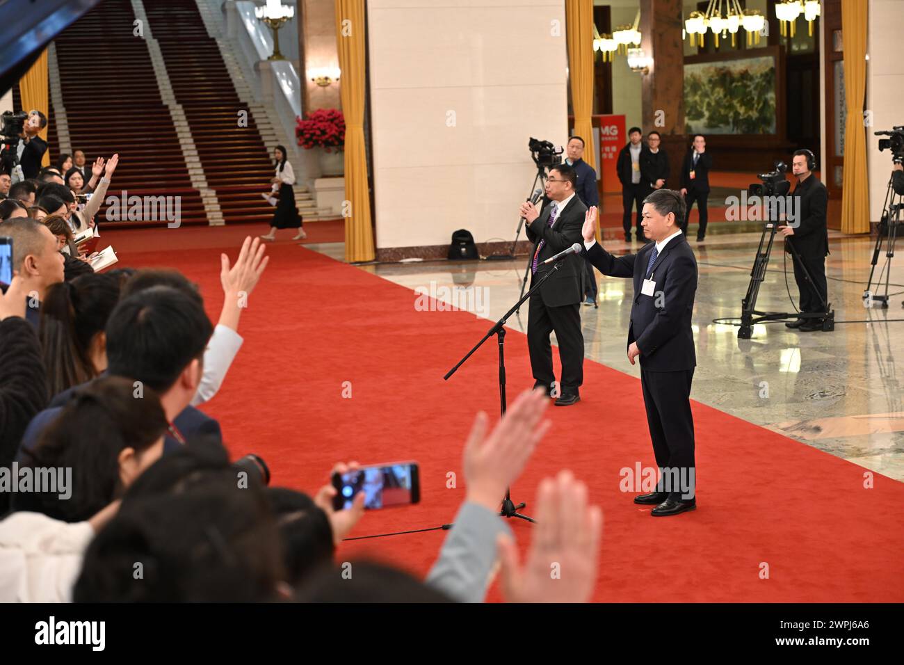 Pékin, Chine. 8 mars 2024. Le ministre chinois de l'écologie et de l'environnement Huang Runqiu donne une interview après la deuxième réunion plénière de la deuxième session du 14ème Congrès national du peuple (ANP) au Grand Hall du peuple à Pékin, capitale de la Chine, le 8 mars 2024. Crédit : Li Xin/Xinhua/Alamy Live News Banque D'Images