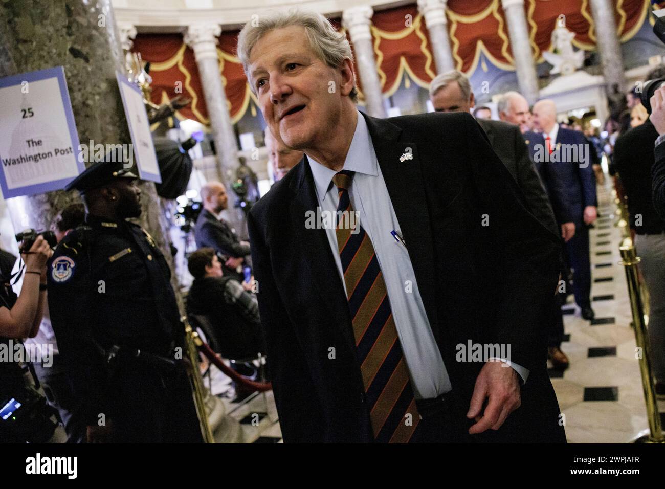 Washington, États-Unis. 07 mars 2024. Le sénateur John Kennedy (R-LA) traverse le Statuary Hall vers le plancher de la Chambre des représentants des États-Unis dans le bâtiment du Capitole des États-Unis le 7 mars 2024 à Washington, le président Joe Biden prononce son discours sur l'état de l'Union lors d'une session conjointe du Congrès ce soir. (Photo de Samuel Corum/Sipa USA) crédit : Sipa USA/Alamy Live News Banque D'Images