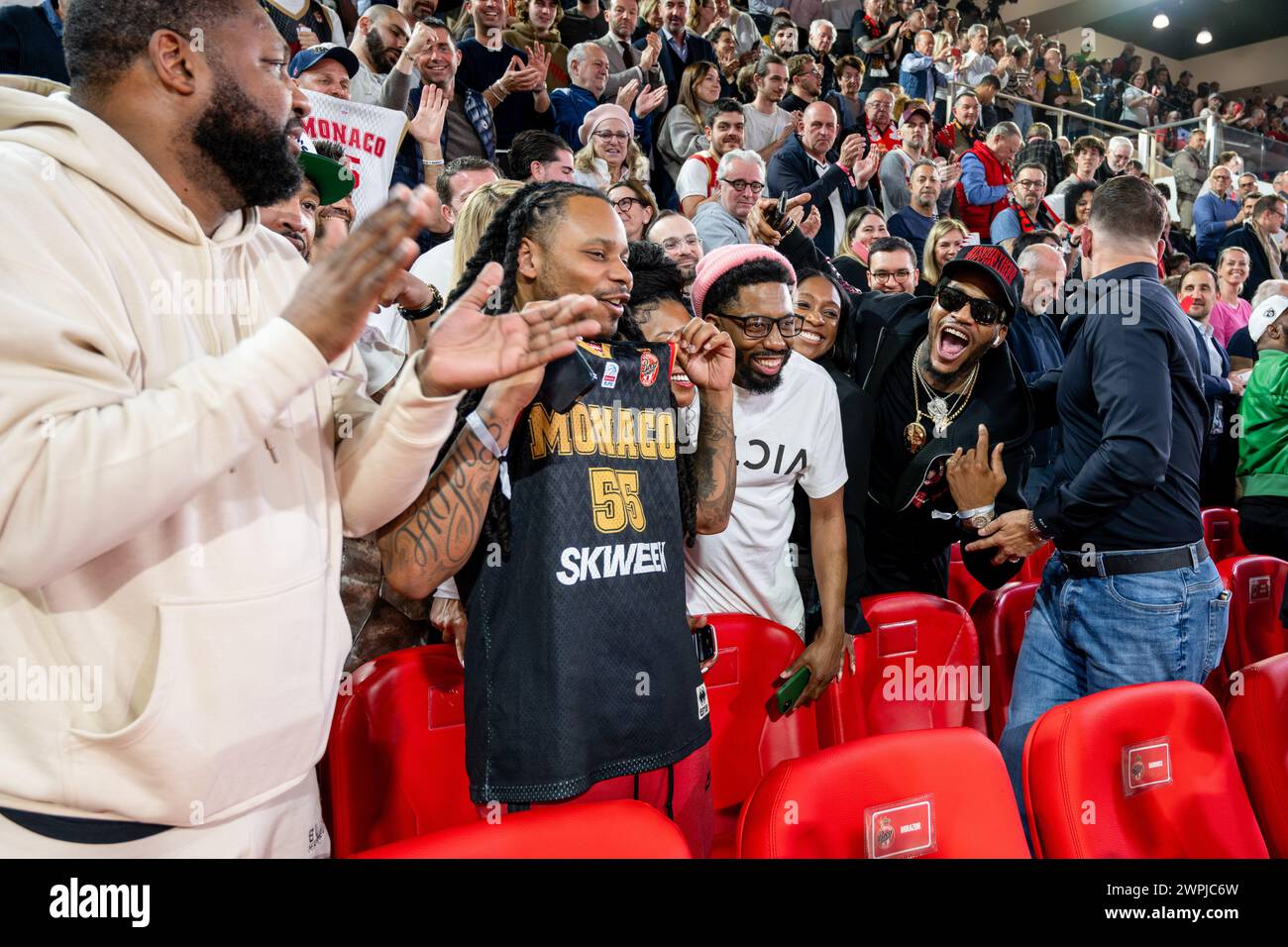 Monaco, Monaco. 07 mars 2024. Les amis et la famille de Monaco #55 Mike James célèbrent après être devenu le meilleur buteur de points de l'histoire de l'EuroLeague avec un total combiné de 4 457 points lors du match entre L'AS Monaco et l'Etoile Rouge de Belgrade à la salle Gaston-médecin à Monaco. Score final : AS MONACO 98 - 80 RED STAR BELGRADE score final : AS Monaco 98:80 Red Star Belgrade (photo Laurent Coust/SOPA images/SIPA USA) crédit : SIPA USA/Alamy Live News Banque D'Images