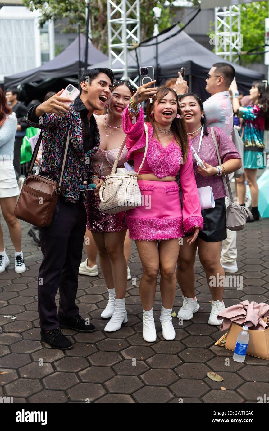 7 mars 2024. Un groupe diversifié de fans s'habille bien au concert Taylor Swift The Eras Tour à Singapour Banque D'Images