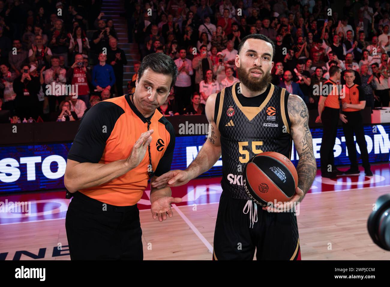 Monaco, Monaco. 07 mars 2024. Mike James, le joueur de Monaco #55, a remporté le ballon du match en devenant le meilleur buteur de points de l'histoire de l'EuroLeague avec un total combiné de 4 457 points lors du match entre L'AS Monaco et l'Etoile Rouge de Belgrade en EuroLeague à la salle Gaston-médecin à Monaco. Score final : AS Monaco 98:80 Red Star Belgrade (photo Laurent Coust/SOPA images/SIPA USA) crédit : SIPA USA/Alamy Live News Banque D'Images