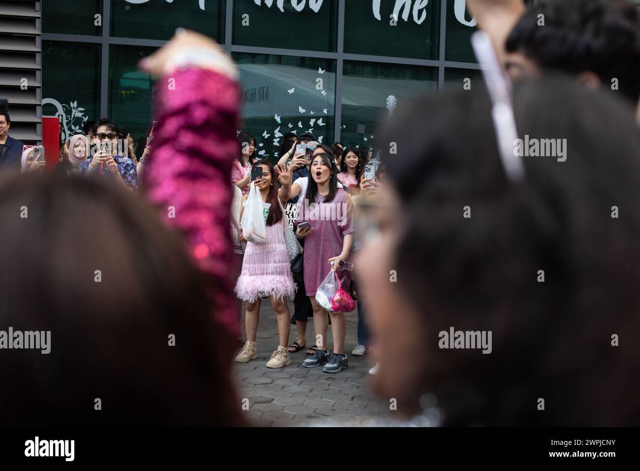 7 mars 2024. Les fans de Happy Girl se rassemblent pour chanter les chansons populaires de Taylor Swift au concert de Tay Tay The Eras Tour à Singapour. Banque D'Images