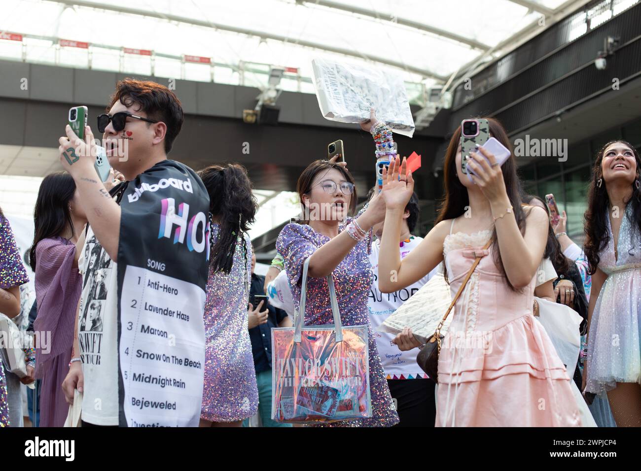 7 mars 2024. Fans de Chine enthousiastes filmant la foule chanteuse des chansons populaires de Taylor Swift au concert Eras Tour à Singapour. Banque D'Images