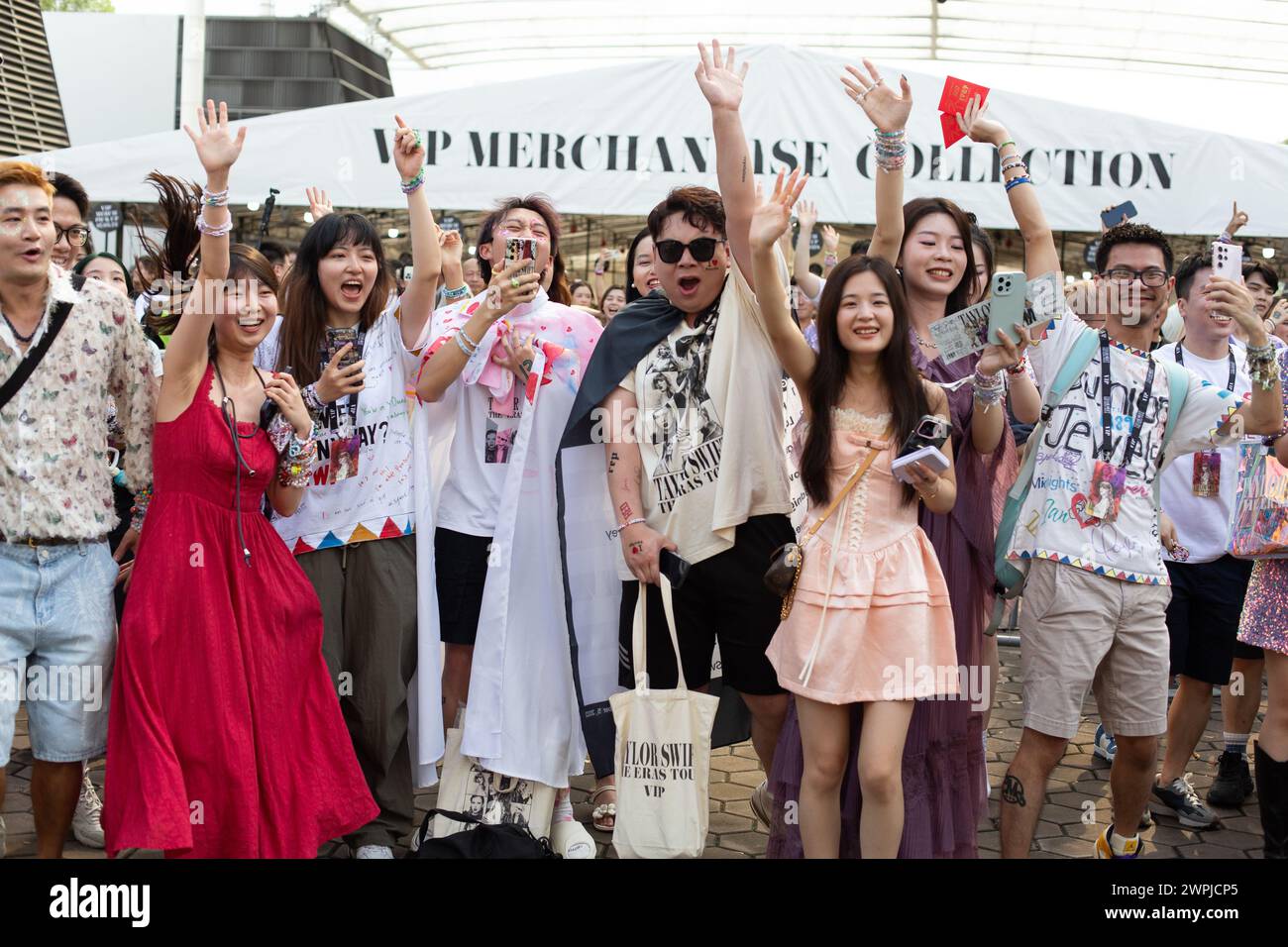 7 mars 2024. Fans joyeux de différentes éthiques agitant des mains pour chanter Taylor Swift Popular Songs, Tay Tay, le concert Eras Tour à Singapour. Banque D'Images
