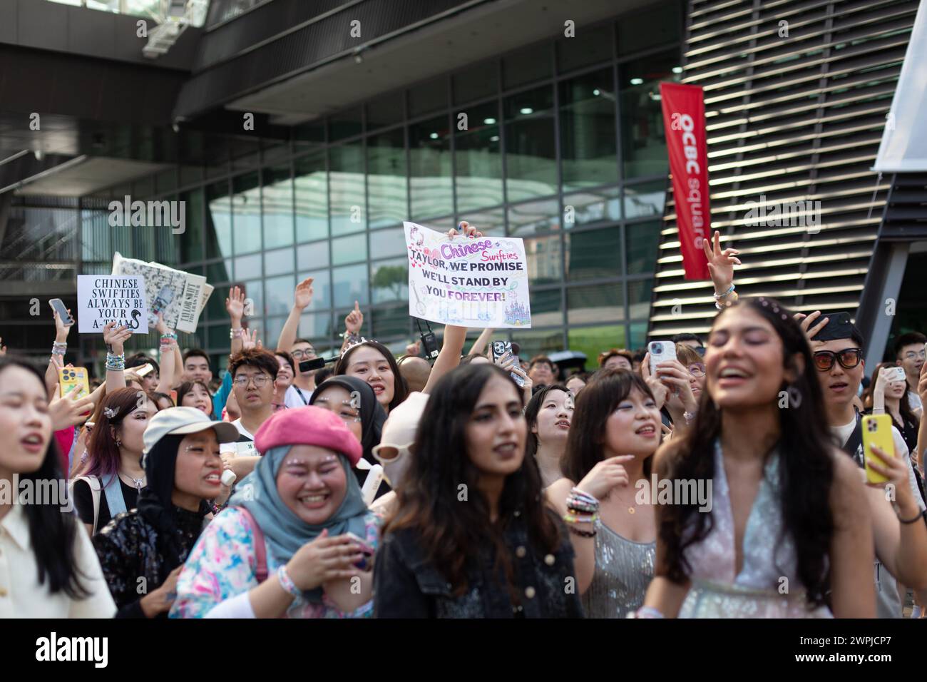 7 mars 2024. Groupe de fans de diversité montrant des pancartes de fans et des bannières pour soutenir Taylor Swift au concert Eras Tour à Singapour. Banque D'Images