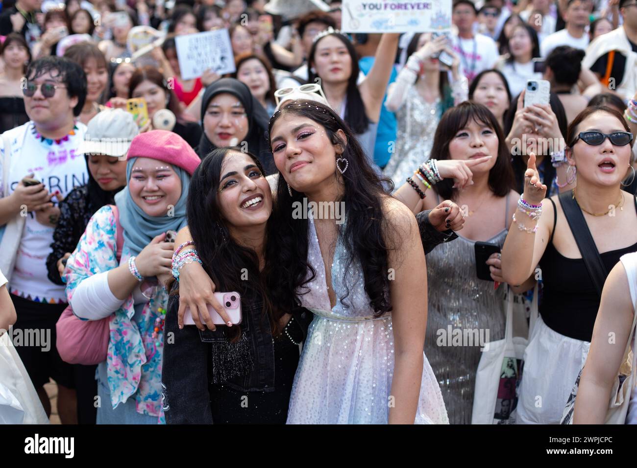 7 mars 2024. Les fans indiens et diverses personnes se rassemblent pour chanter les chansons populaires de Taylor Swift au concert de Tay Tay The Eras Tour à Singapour. Banque D'Images