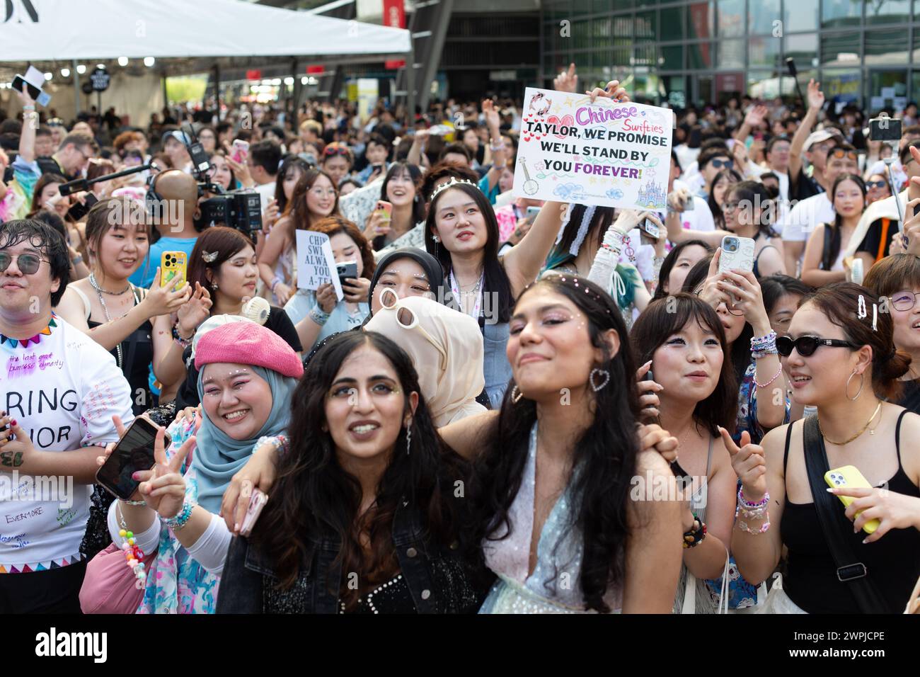 7 mars 2024. Une grande foule de fans féminins de divers pays se réunissent pour chanter Taylor Swift Popular Songs au concert Eras Tour à Singapour. Banque D'Images