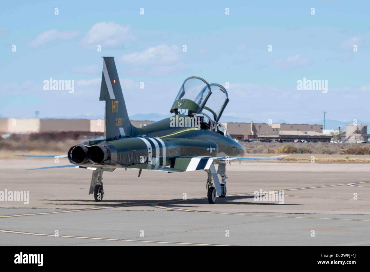 Un T-38 talon affecté au 586th Flight test Squadron, taxis sur une piste à Holloman Air Force base, Nouveau-Mexique, le 7 mars 2024 Banque D'Images