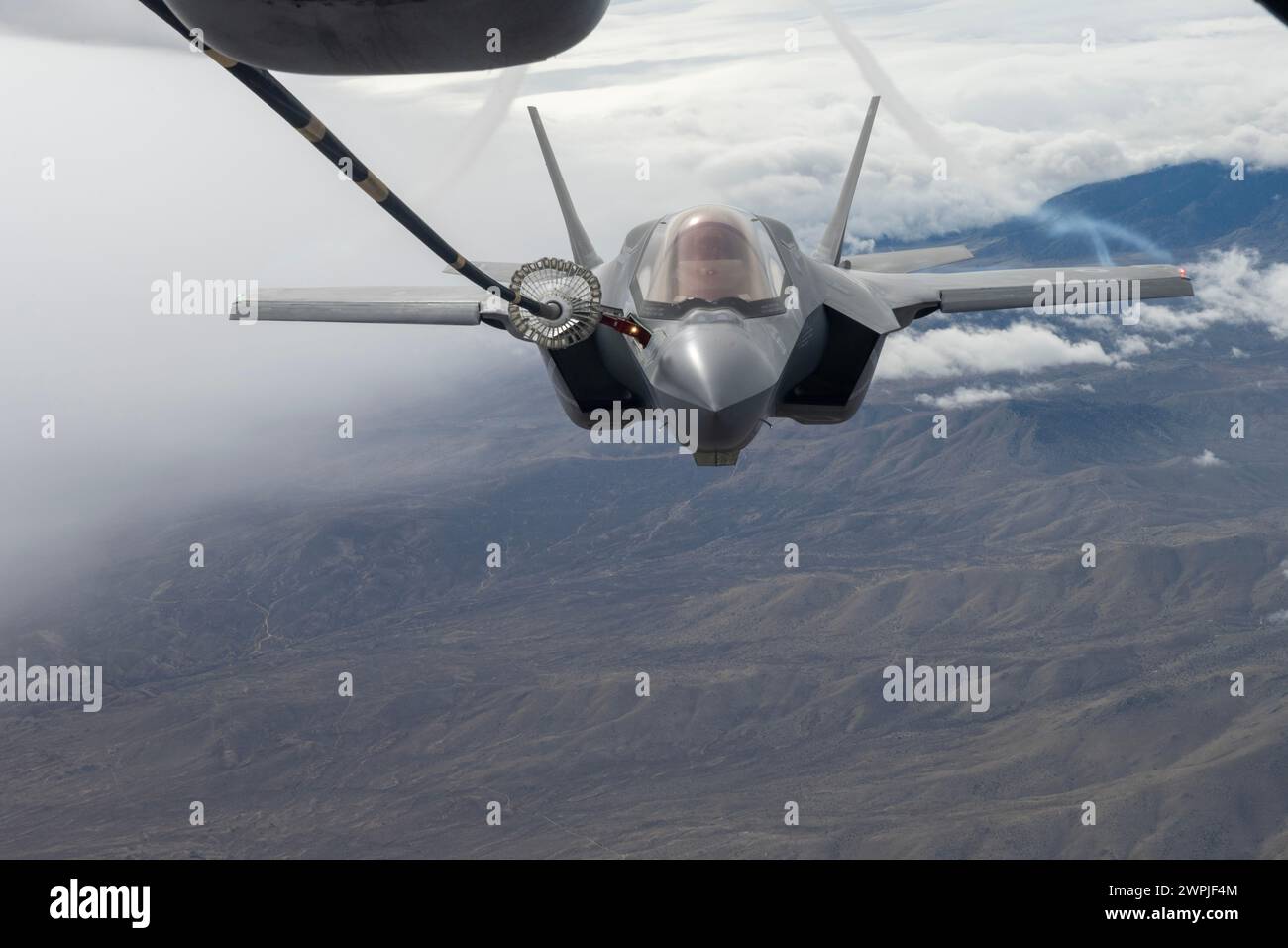 Un prolongateur KC-10 ravitaille un F-35B Lightning II le 24 janvier 2024 au-dessus de la Californie Banque D'Images