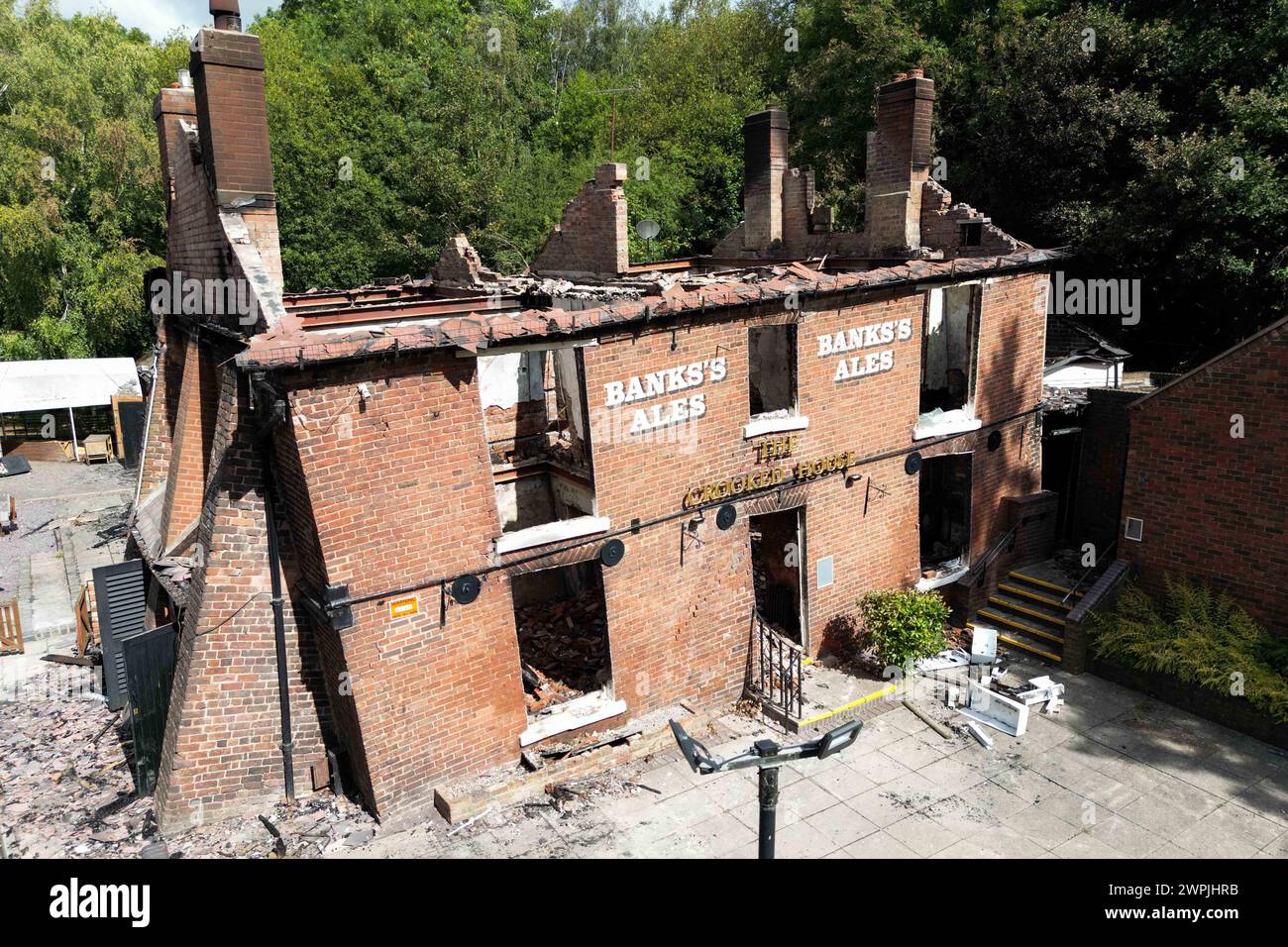 Photo du dossier datée du 7/8/2023 des restes brûlés du pub Crooked House près de Dudley. Lorsqu'il s'agit de reconstruire un pub à partir de zéro, Ben Martin et Tom Rees sont les experts. Ils possèdent le Carlton Tavern - un pub londonien qui a été démoli illégalement en 2015 par ses propriétaires précédents qui ont ensuite reçu l'ordre de le reconstruire «brique par brique». Le pub Crooked House à Dudley fait face à un avenir similaire après avoir été détruit dans un incendie suspect en août 2023. Date d'émission : vendredi 8 mars 2024. Banque D'Images