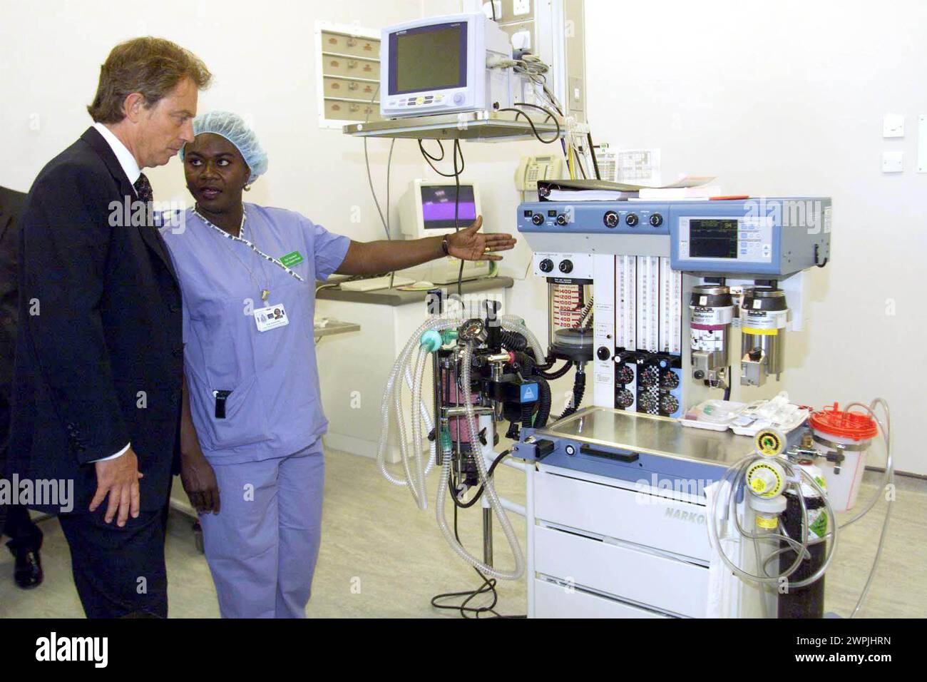 Photo du dossier datée du 02/09/99 du premier ministre de l'époque Tony Blair rencontrant l'infirmière Rose Amankwaah, maintenant Matron, lorsqu'il a officiellement ouvert ACAD - Ambulatory Care and diagnostic Centre au Central Middlesex Hospital, Park Royal, London. L'ancienne sprinteuse internationale, autrefois décrite comme la « femme la plus rapide d'Afrique », prend sa retraite après presque cinq décennies en tant qu'infirmière du NHS. Date d'émission : samedi 9 mars 2024. Banque D'Images