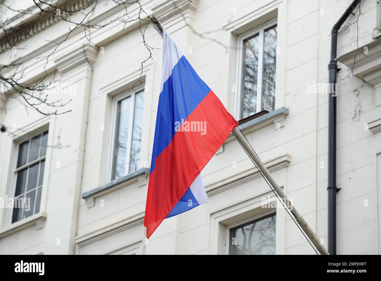 Dossier photo datée du 13/03/18 du drapeau russe devant l'ambassade de Russie à Londres. La Russie ne devrait pas être considérée comme ayant des "ressources illimitées", car cette image est principalement de la propagande, a déclaré aux MSP l'un des politologues du pays. Ekaterina Schulmann, conférencière et commentatrice de premier plan, ne peut retourner en Russie car elle est qualifiée d'« agent étranger ». Date d'émission : vendredi 8 mars 2024. Banque D'Images