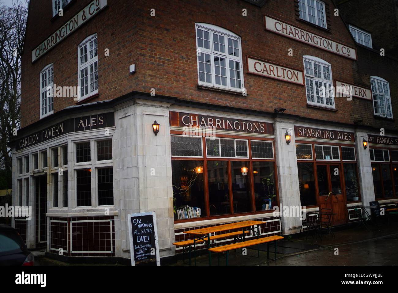 Vue générale de l'extérieur du pub Carlton Tavern à Maida Vale, Londres, qui a été démoli illégalement en 2015 par ses propriétaires précédents qui ont ensuite reçu l'ordre de le reconstruire brique par brique. Reconstruire un pub à partir des décombres est une tâche difficile, mais c'est l'un des propriétaires Ben Martin et Tom Rees trouvé immensément gratifiant. Le pub Crooked House à Dudley fait face à un avenir similaire après avoir été détruit dans un incendie suspect en août 2023. Date de la photo : jeudi 29 février 2024. Banque D'Images