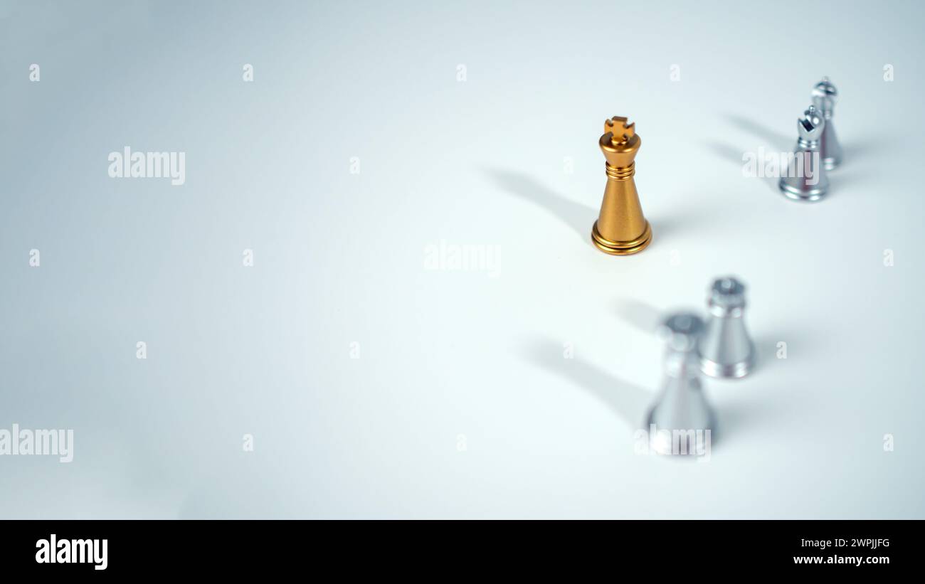 Échecs de roi d'or sur le tableau devant des pièces d'échecs en argent sur fond blanc avec espace de copie, leadership, combattant, direction des affaires, concurrent Banque D'Images
