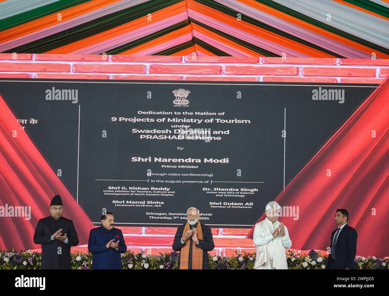 Non exclusif : un homme porte un turban tricolore lors de la visite de travail du premier ministre indien, Narendra Modi, pour l’annonce du 9 Proyec Banque D'Images