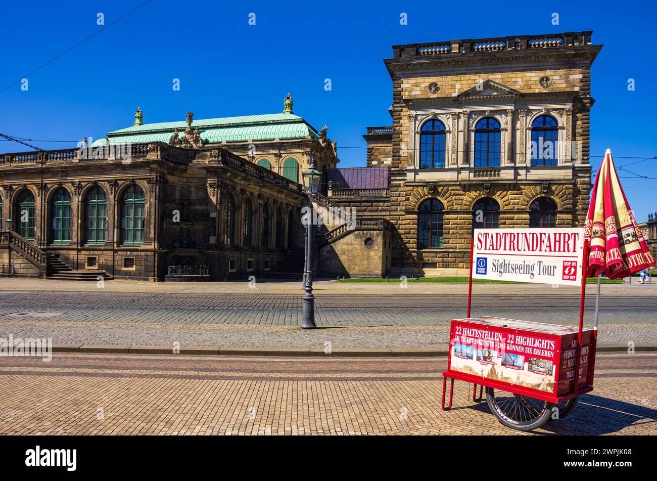 Guichet de vente de billets et arrêt pour des visites guidées sur la Sophienstrasse en face du palais de Zwinger, la vieille ville intérieure, Dresde, Saxe, Allemagne. Banque D'Images