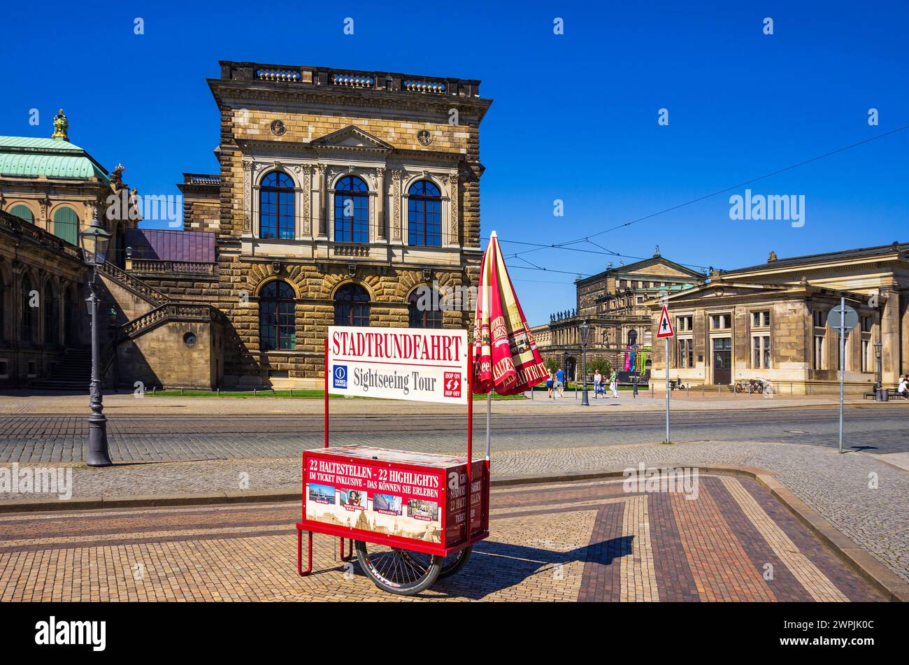 Guichet de vente de billets et arrêt pour des visites guidées sur la Sophienstrasse en face du palais de Zwinger, la vieille ville intérieure, Dresde, Saxe, Allemagne. Banque D'Images