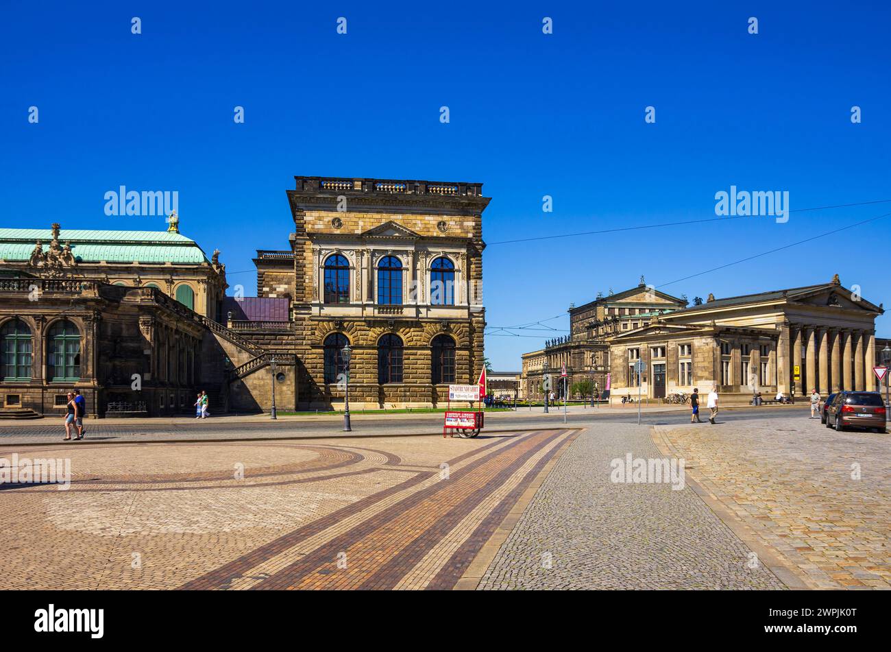 Guichet de vente de billets et arrêt pour des visites guidées sur la Sophienstrasse en face du palais de Zwinger, la vieille ville intérieure, Dresde, Saxe, Allemagne. Banque D'Images