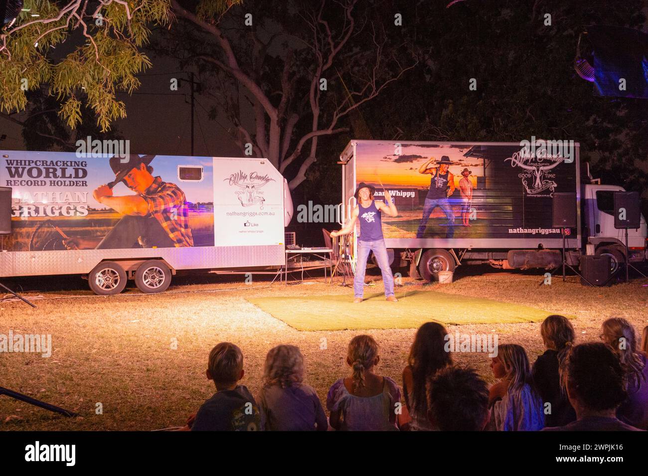 Détenteur du record du monde du fouet cracker, Nathan Griggs alias Nathan Whippy Griggs, se produisant à Katherine, territoire du Nord, territoire du Nord, Australie Banque D'Images