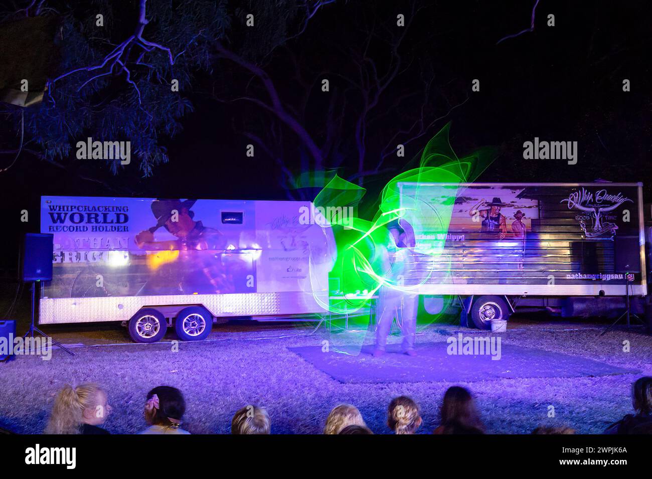 Détenteur du record du monde du fouet cracker, Nathan Griggs alias Nathan Whippy Griggs, se produisant à Katherine, territoire du Nord, territoire du Nord, Australie Banque D'Images