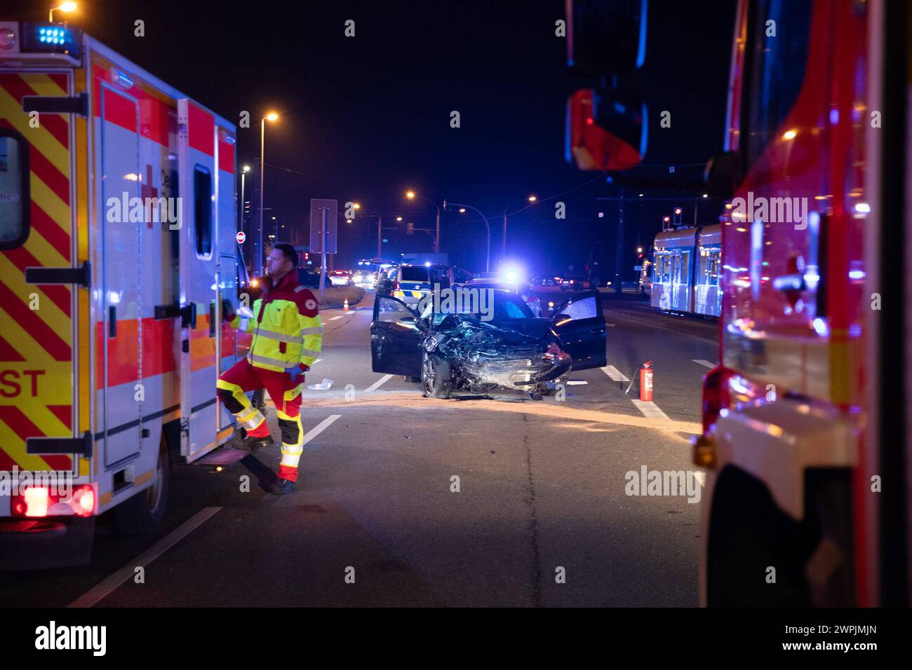 Gestern Abend 07.03. kam es im Bereich der Aktienstraße / Ausfahrt A40 AS MH-Winkhausen zu einem folgenschweren Verkehrsunfall, BEI dem eine 46-jährige Frau ihr Leben verlor. Auch ihr 46-jähriger Ehemann, der gemeinsame 10-jährige Sohn sowie zwei 25- und 27-jährige Männer wurden BEI dem Verkehrsunfall schwer verletzt. Gegen 20:15 Uhr befuhr ein 27-jähriger Mann Deutsch mit seinem schwarzen Cupra Leon die Aktienstraße in Fahrtrichtung Essen. Hierbei soll er nach bisherigen Erkenntnissen mit deutlich überhöhter Geschwindigkeit über eine, für ihn Rot zeigende, Ampel gefahren sein. Zu diesem Zeitp Banque D'Images