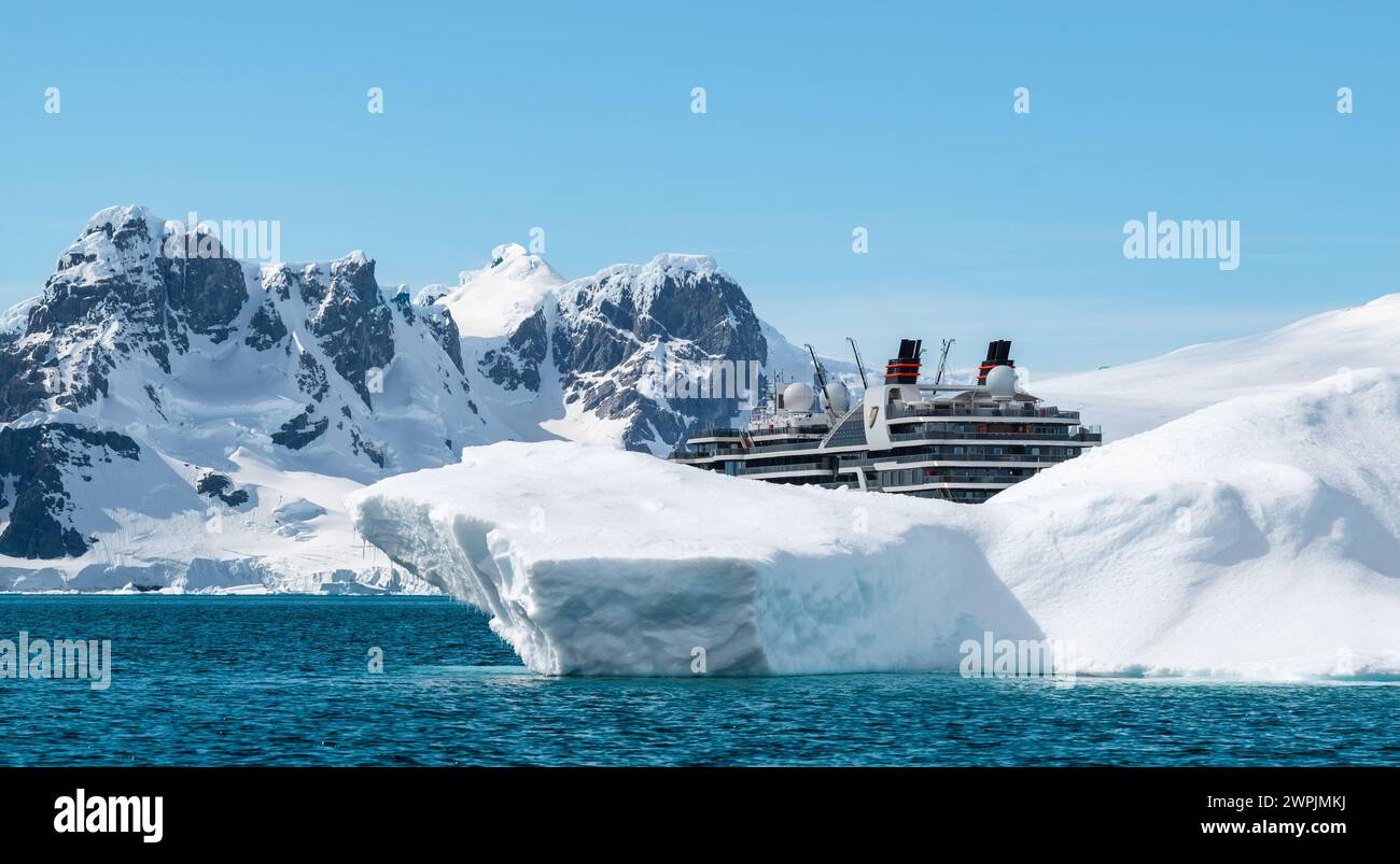 Hanusse Bay, Antarctique - 14 janvier 2024 : navire de croisière Seabourn Pursuit derrière l'iceberg en Antarctique. Banque D'Images