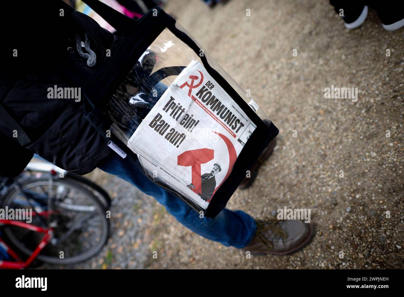 Fridays for future, Klimastreik DEU, Deutschland, Allemagne, Berlin, 01.03.2024 Demonstrant verkauft die Zeitung Der Kommunist Partei der Revolution mit Foto von Lenin auf der Demonstrantion der Fridays for future Bewegung und Mitglieder der Gewerkschaft Verdi im Nahverkehr auf der Kundgebung und Demonstration von Schuelerinnen und Schueler der weltweiten Bewegung FridaysForture unter dem Motto Wir fahren zusammen eine fuer Verkehrswende und bessere Arbeitsbedingungen im Oepnv in Berlin Deutschland . Die Demonstranten streiken fuer einen radikalen Wandel der Klimapolitik, den Klimaschutz, der Banque D'Images