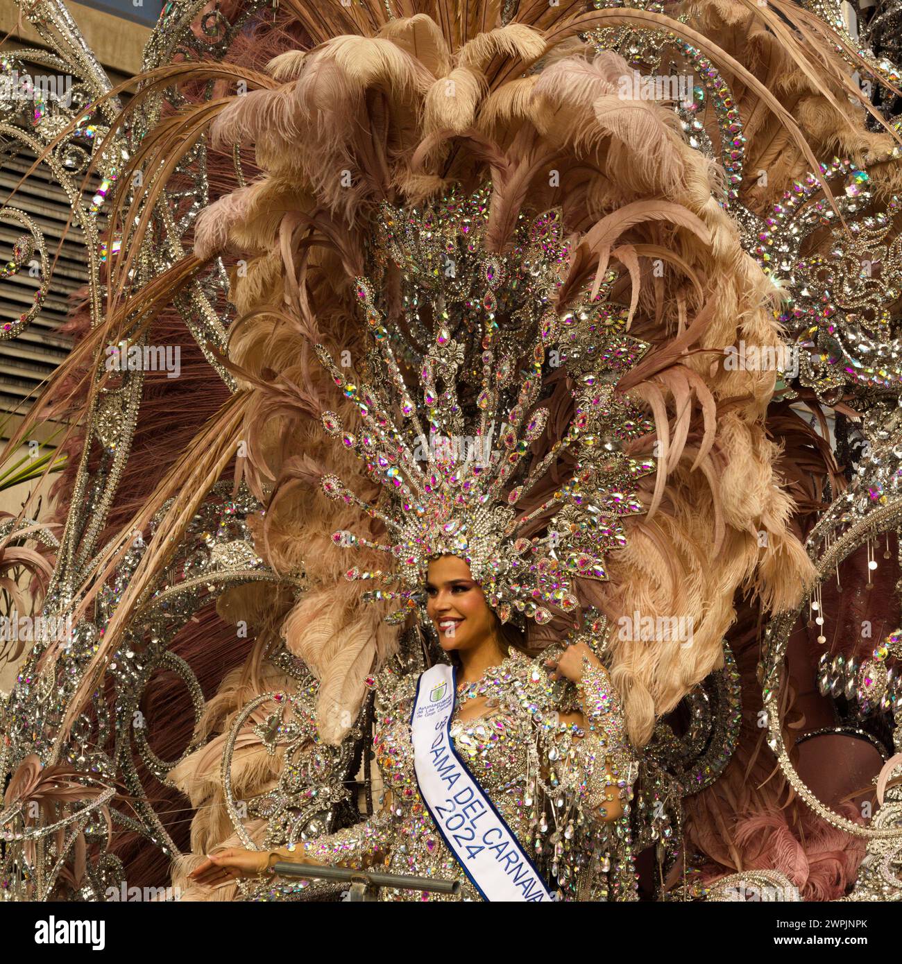 Las Palmas de Gran Canaria, Espagne - 17 février 2024 : grand cortège du carnaval Banque D'Images