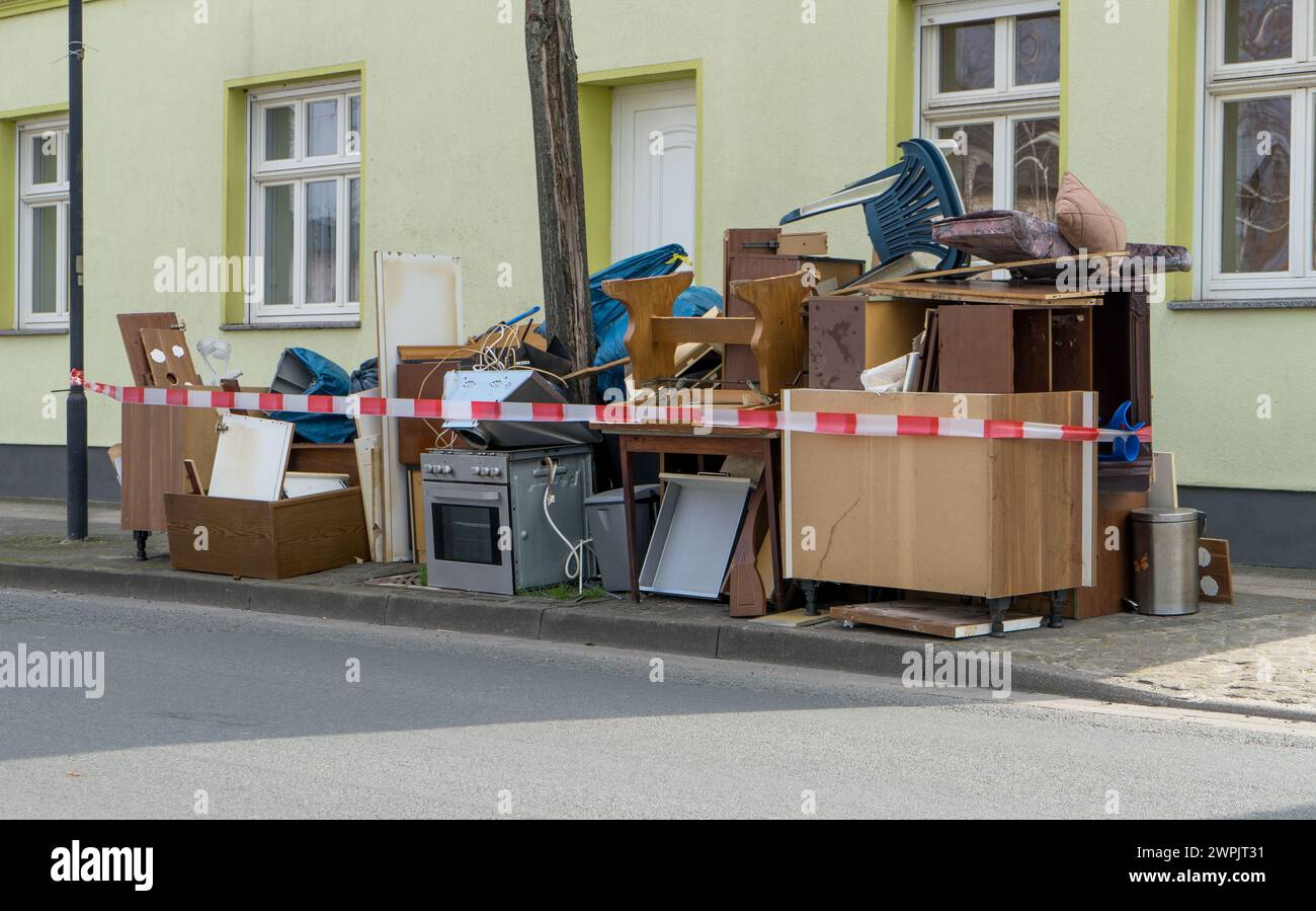 Pile de déchets encombrants avec des meubles et des appareils électriques sur le bord de la route Banque D'Images